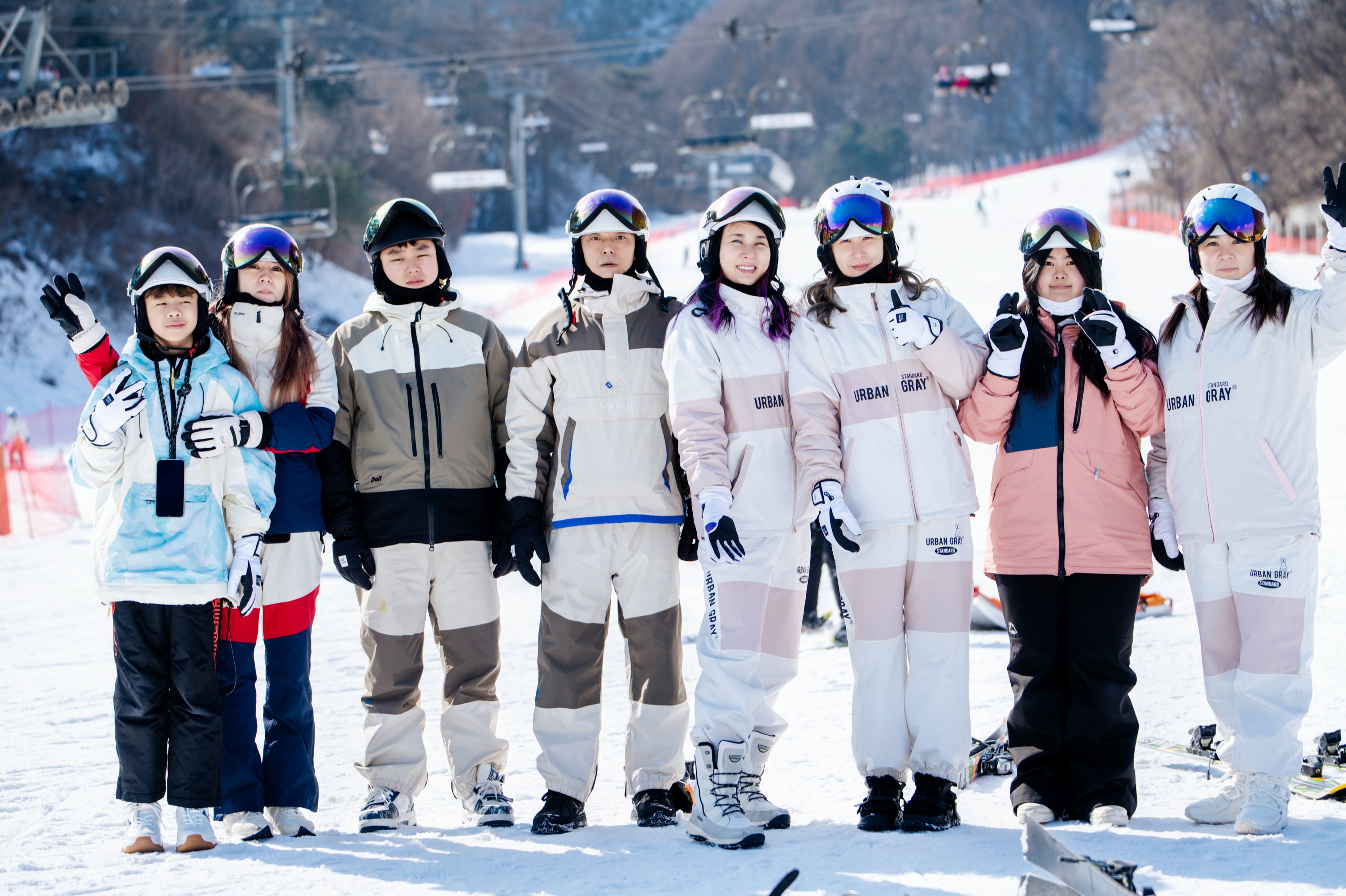 滑雪團在伊利希安江村的初級雪道與纜車前集合留影。 滑雪團在伊利希安江村的初級雪道與纜車前集合留影。