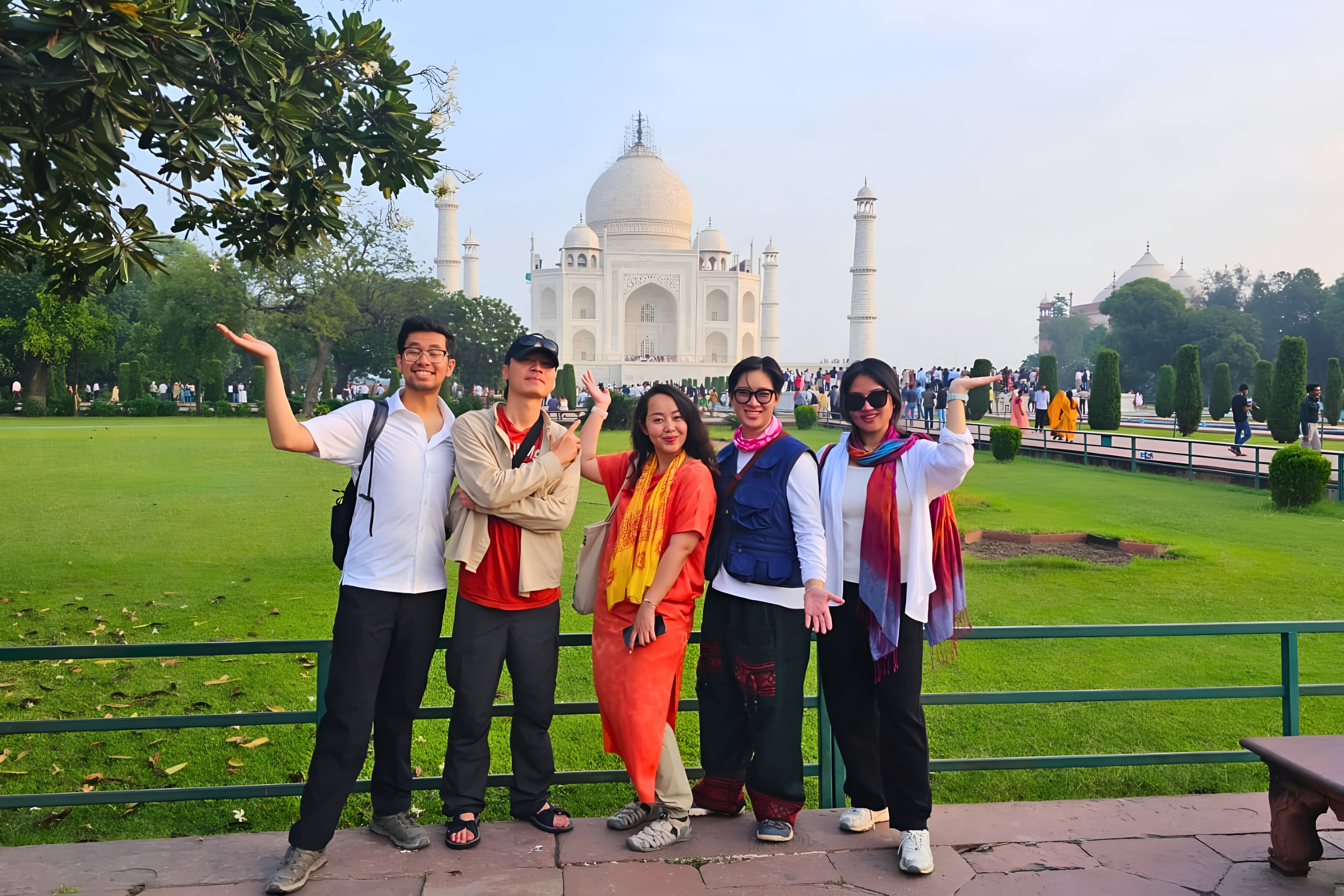 在專業導遊的帶領下，盡情欣賞泰姬瑪哈陵的絕世之美，並在他的協助下，找到最佳拍攝角度，捕捉動人瞬間。這座享譽全球的聯合國教科文組織世界遺產，擁有宏偉壯麗的建築，以及一段令人動容的帝王愛情故事，等您來親身體驗。