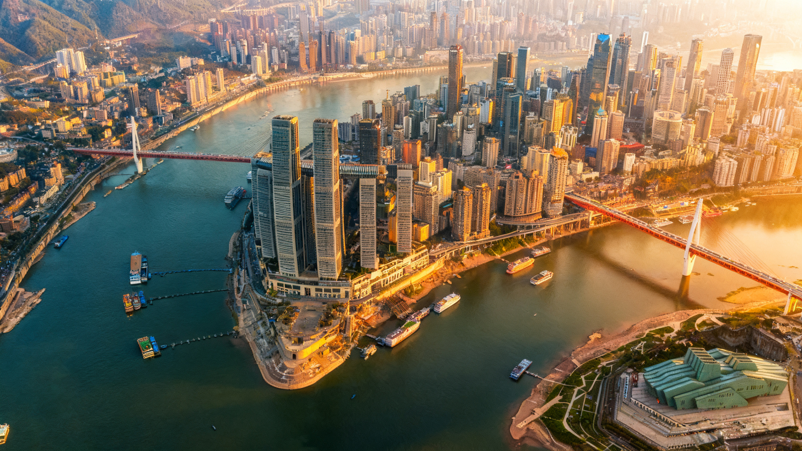 朝天門的風，吹過古碼頭的滄桑與新都市的繁華，一腳踏出古今交融的浪漫