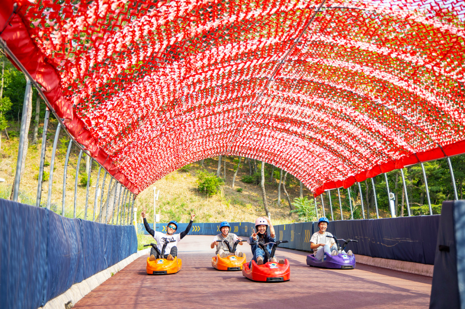 洪川Luge World滑雪樂園 – 在韓國最刺激的滑雪道上,盡情享受高速滑過彎道的快感!大人小孩都能玩得開心又安心。 洪川Luge World滑雪樂園 – 在韓國最刺激的滑雪道上,盡情享受高速滑過彎道的快感!大人小孩都能玩得開心又安心。