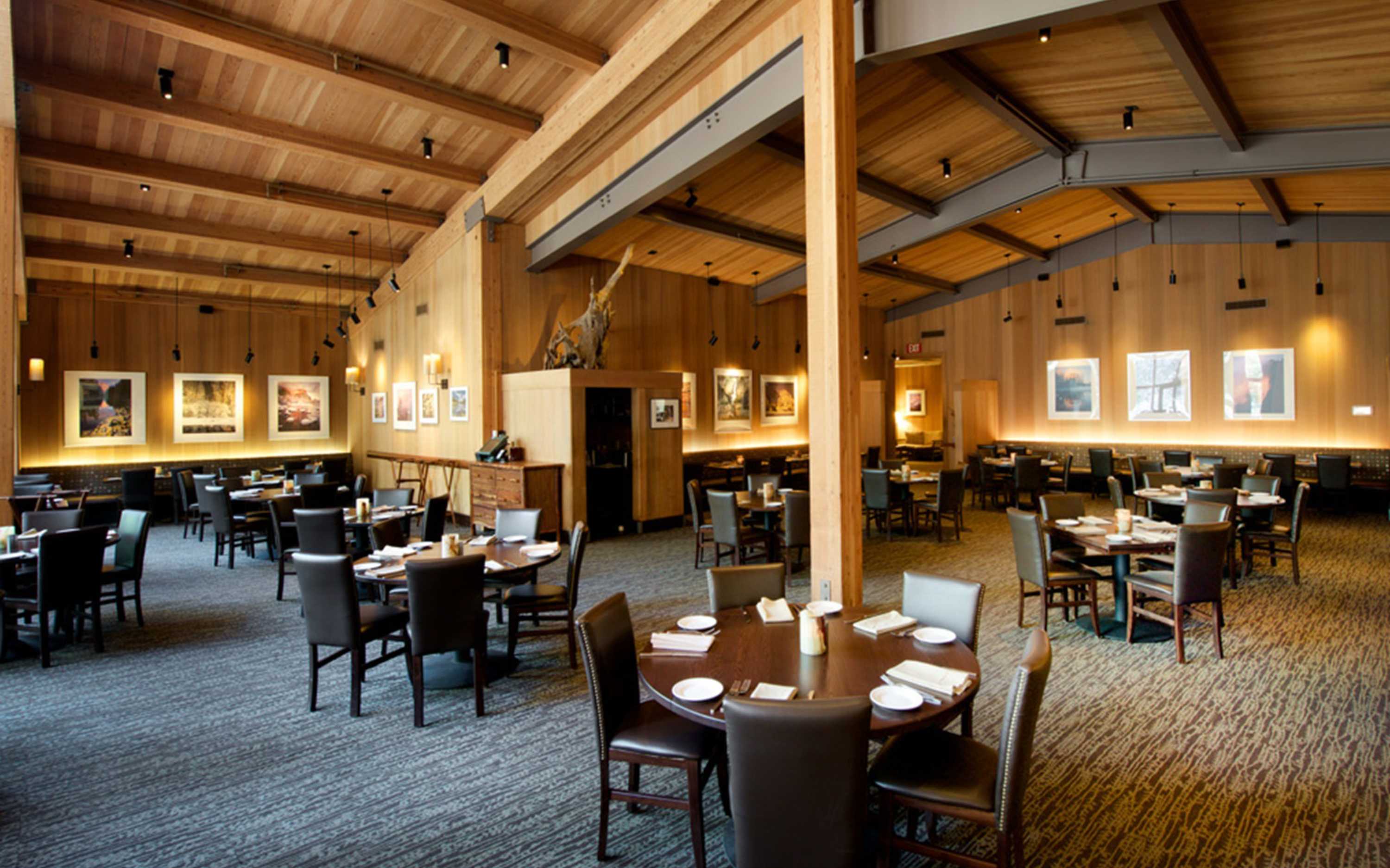 挑高的天花板與溫暖的木質裝潢,營造出舒適宜人的山林用餐氛圍。 挑高的天花板與溫暖的木質裝潢,營造出舒適宜人的山林用餐氛圍。