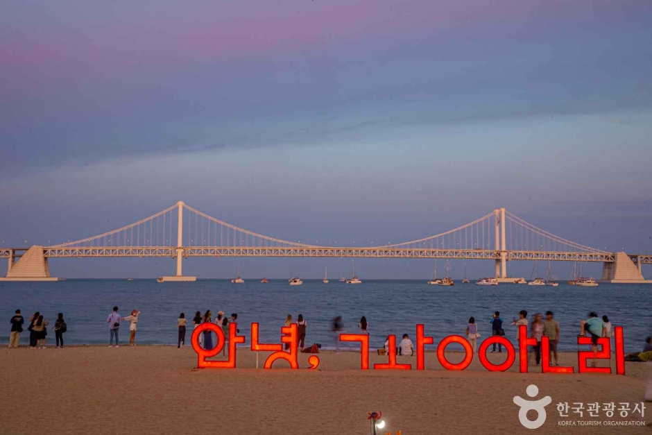 在沙灘上放鬆身心，享受柔軟的沙灘和海風，距離城市僅幾步之遙。