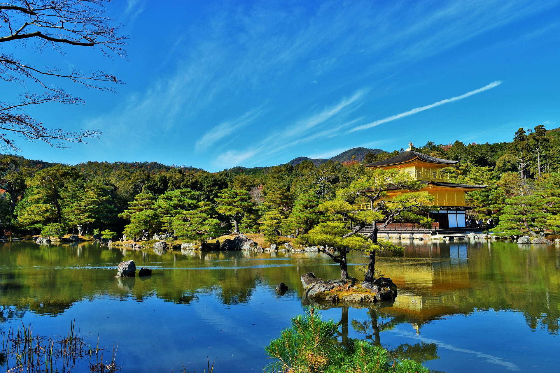 The temple was built in 1397. It was originally the villa of General Ashikaga Yoshimitsu (the prototype of General Yoshi in the animation "Clever Ikkyu"), and was later converted into a Zen temple "Bodhisattva".