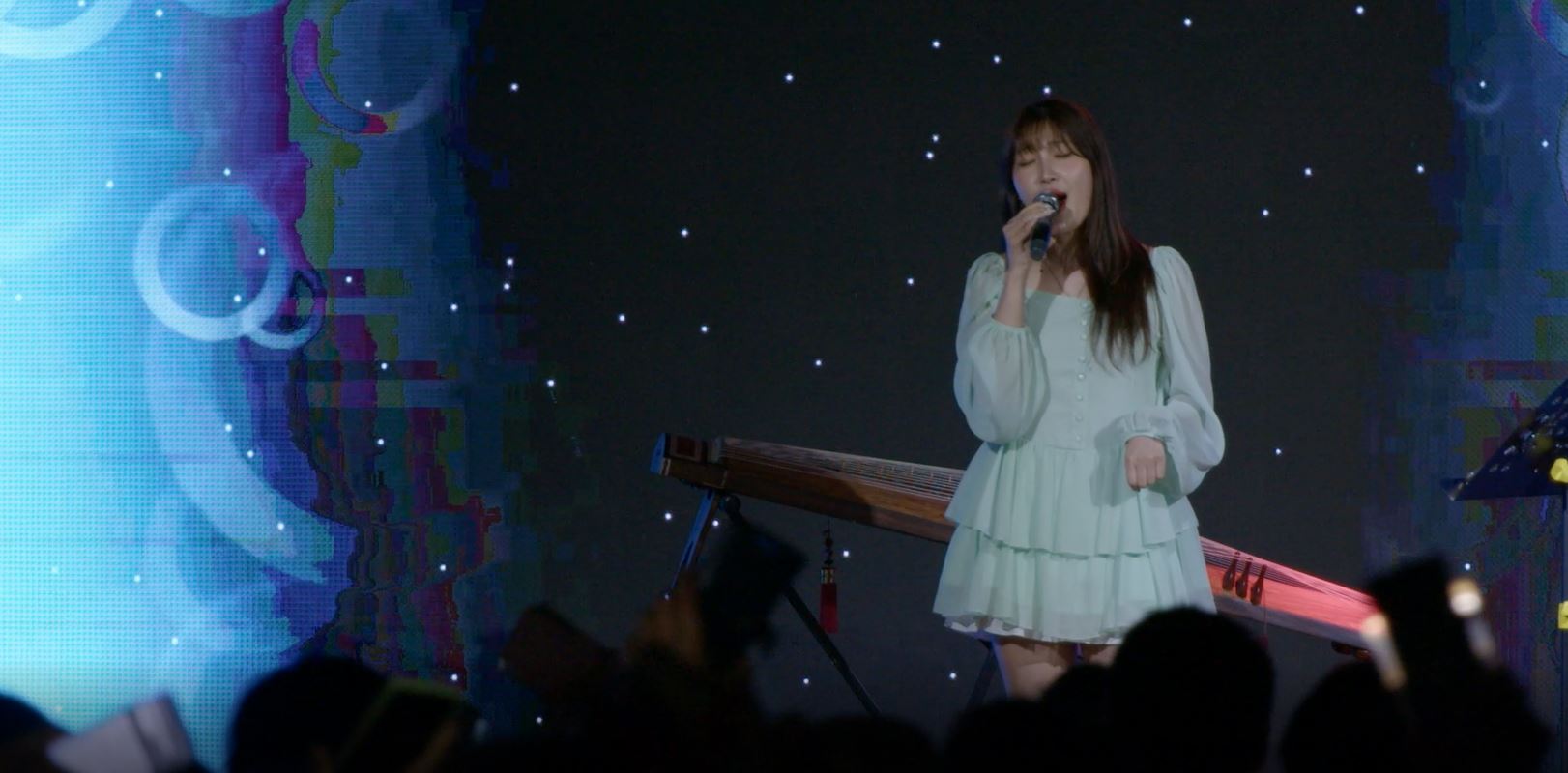 觀賞不斷變換的船上娛樂表演，包括駐唱歌手、魔術表演、融合傳統韓國音樂（gugak）、器樂演奏與原音樂（acoustic）表演。