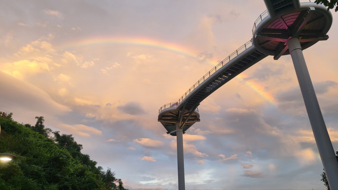 站在玻璃橋上，您可以將廣闊的東海盡收眼底。