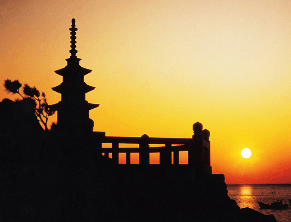 與大多數建在山上的寺廟不同，龍宮寺 (Yonggungsa Temple) 雄偉地坐落在俯瞰大海的懸崖邊，將海浪和精神平靜融為一體，實屬罕見而寧靜。
