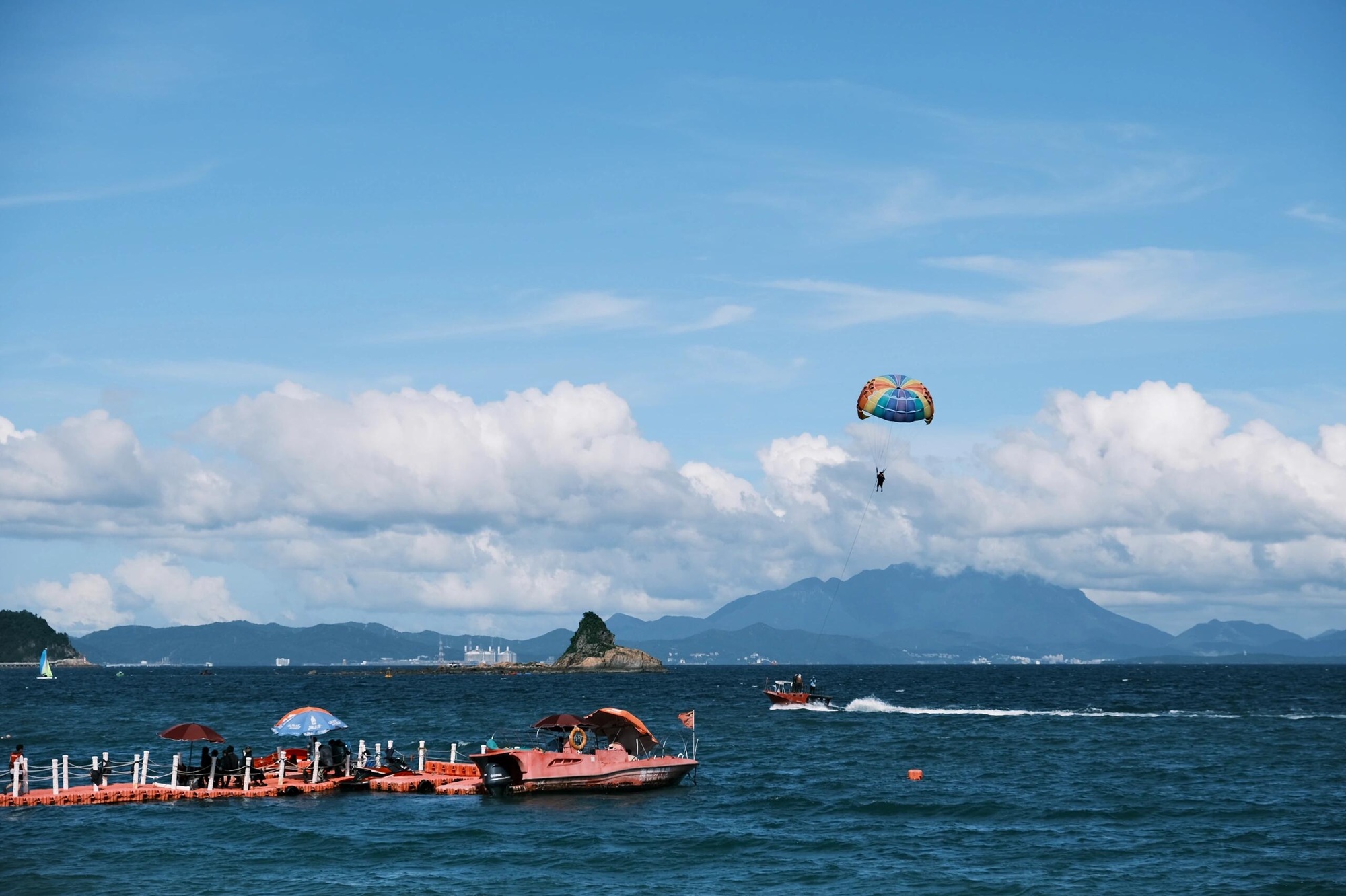 Guangdong Slow Tour Shenzhen Old Friends 1-Day Tour (Dameisha Seaside Park + Seaside Plank Road + Shenzhen-Hong Kong Sea Tour + Zhongying Street + Diwang Daxia + "Shenzhen-Hong Kong Window")