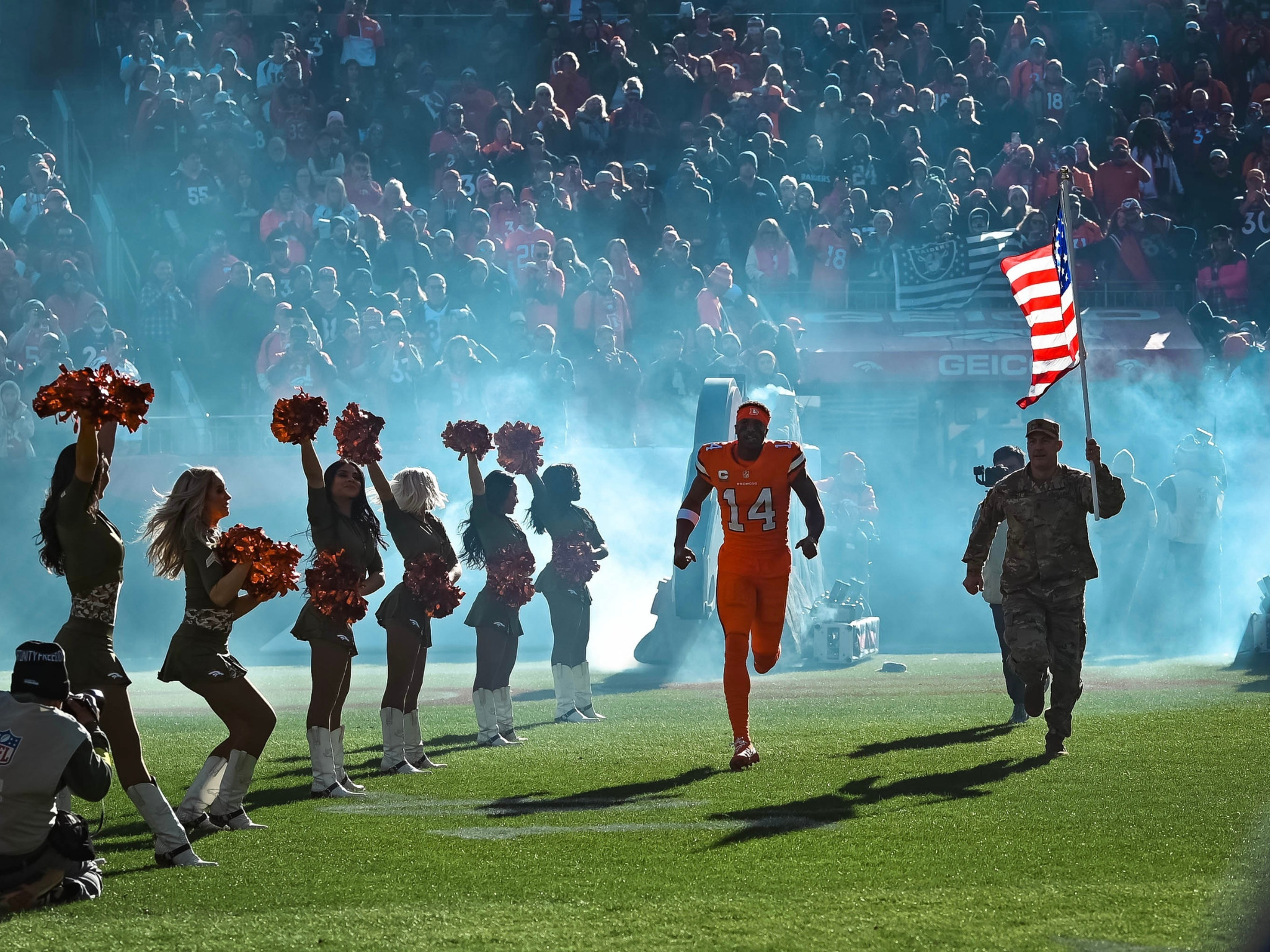 Футбольный матч Denver Broncos на стадионе Empower Field at Mile High
