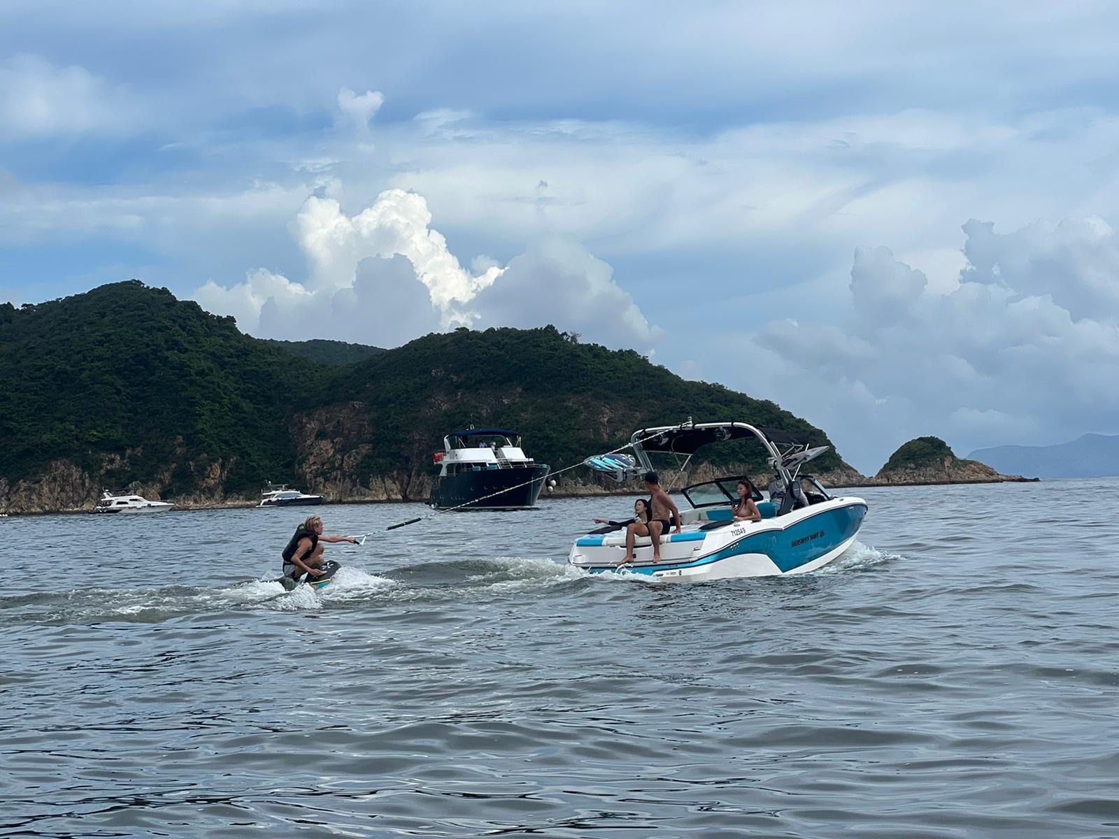 SURFMATE - Repulse Bay's new MasterCraft NXT22 water ski boat water skiing experience