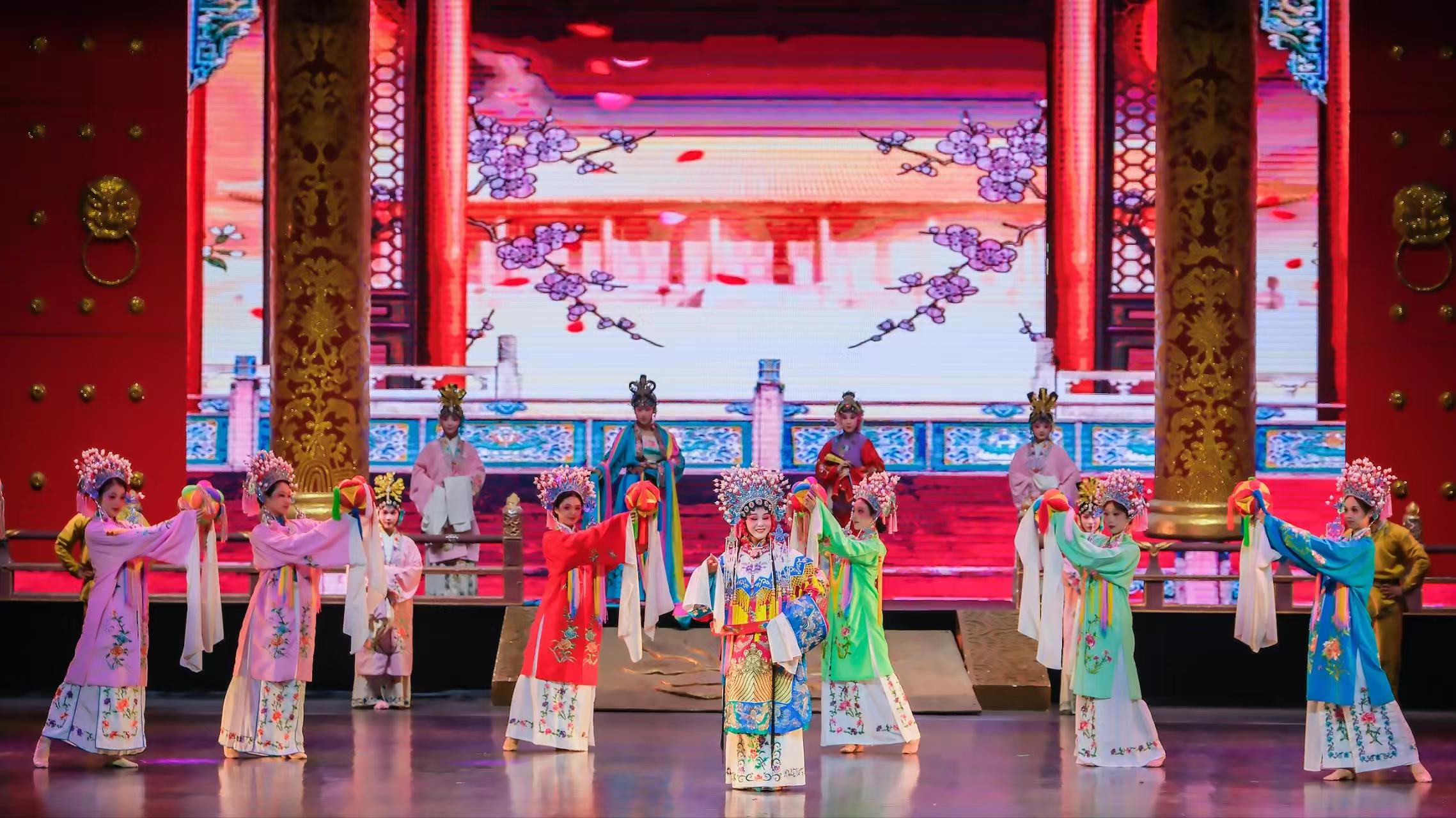 秦腔分歡音、苦音兩種，前者長於表現歡快、喜悅情緒;後者善於抒發悲憤、淒涼情感。秦腔的表演樸實、粗獷、細膩、深刻，以情動人，富有誇張性