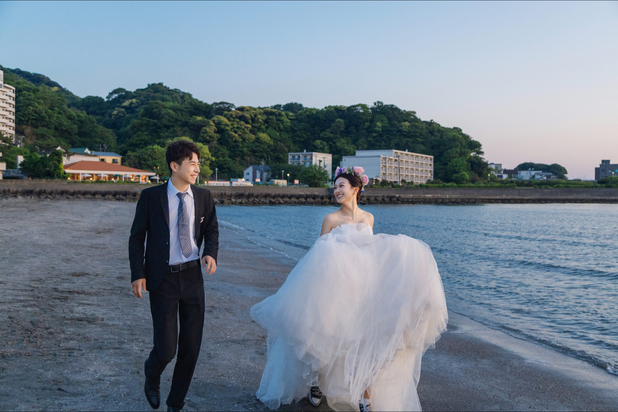 逗子海灘 - 沙灘平緩，海浪溫柔，天氣晴朗時可欣賞富士山美景，是拍攝輕鬆海邊寫真的理想之地