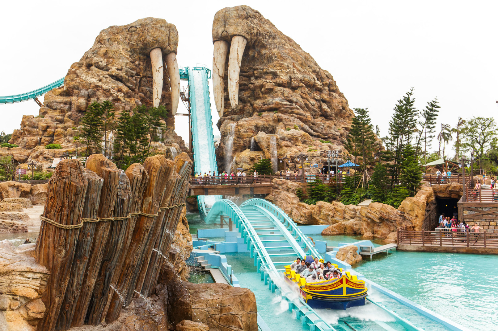 乘坐著超級激流船爬升至高聳的神奇塔樓,體驗旋轉/倒後/高速俯衝飛越海象山和衝破巨浪的歷險之旅 乘坐著超級激流船爬升至高聳的神奇塔樓,體驗旋轉/倒後/高速俯衝飛越海象山和衝破巨浪的歷險之旅