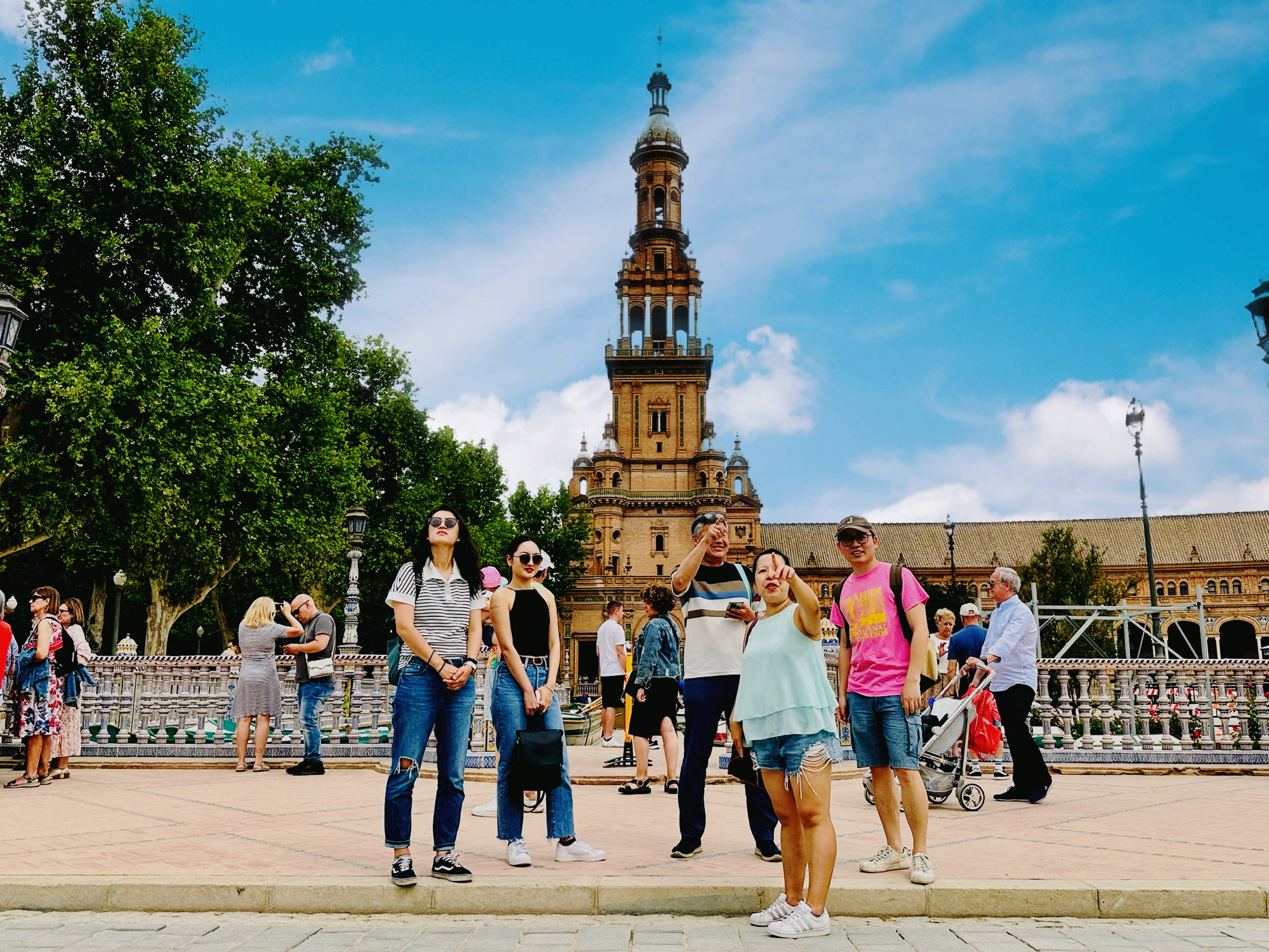 導遊向團員介紹西班牙廣場的歷史。 導遊向團員介紹西班牙廣場的歷史。