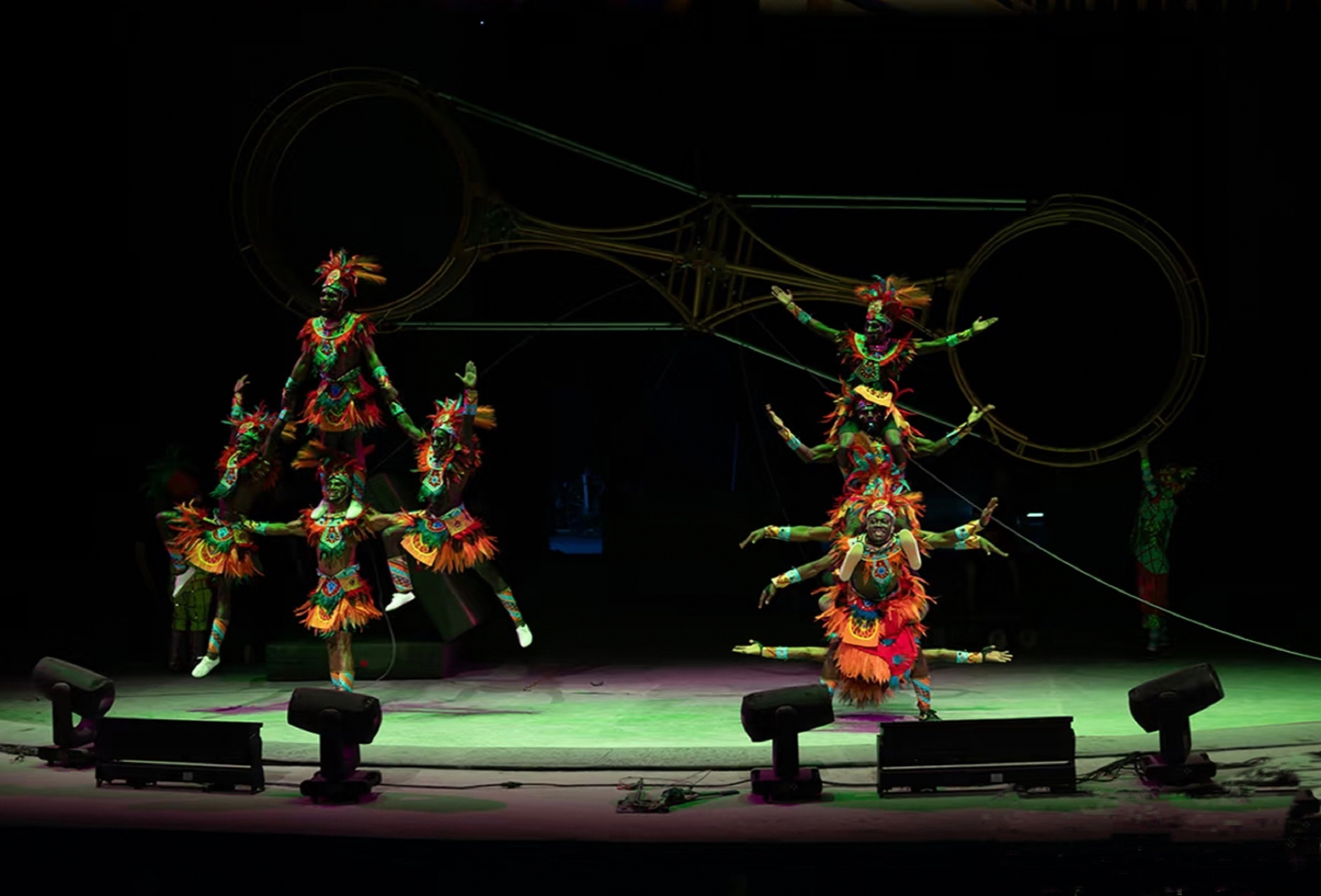 每一個定格的姿態都是穿越而來的奇幻符號