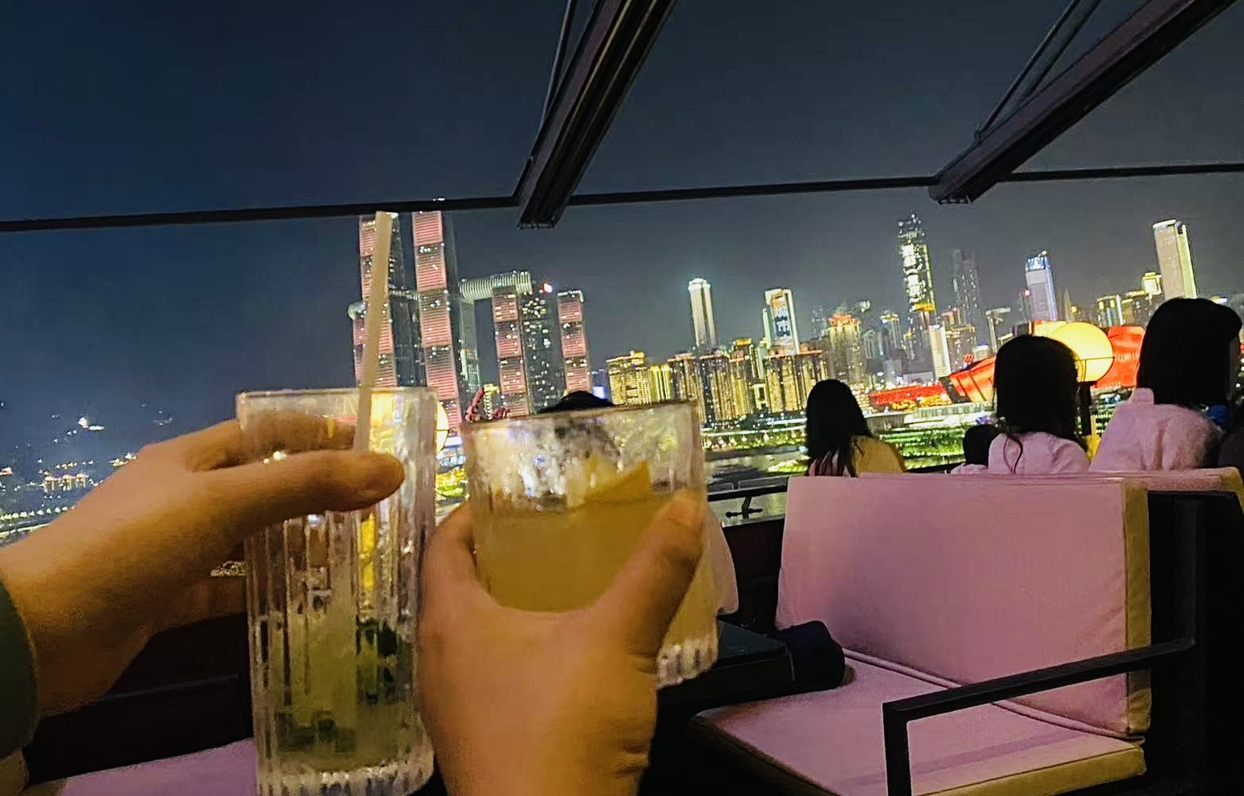 與當地人一起體驗重慶本地夜生活：燒烤+江邊夜景+酒吧微醺 - Eatwith
