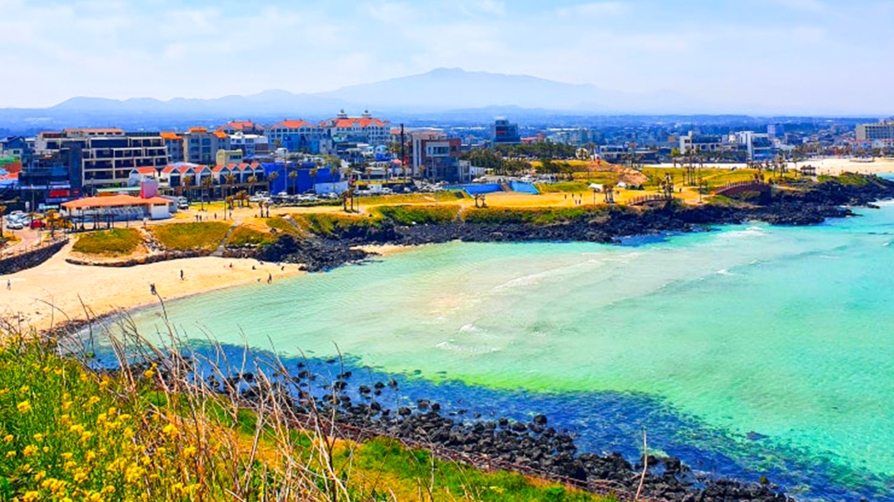 在西牛峰海岸線，盡享平靜海浪、如畫海岸風光與沁涼微風的洗禮。