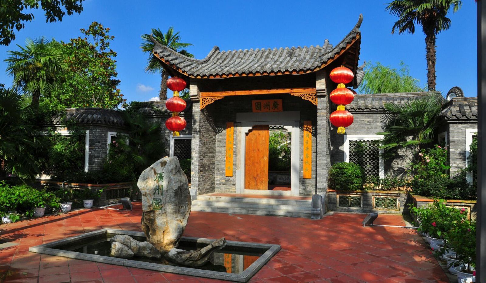 古典園林入口，紅燈籠高掛