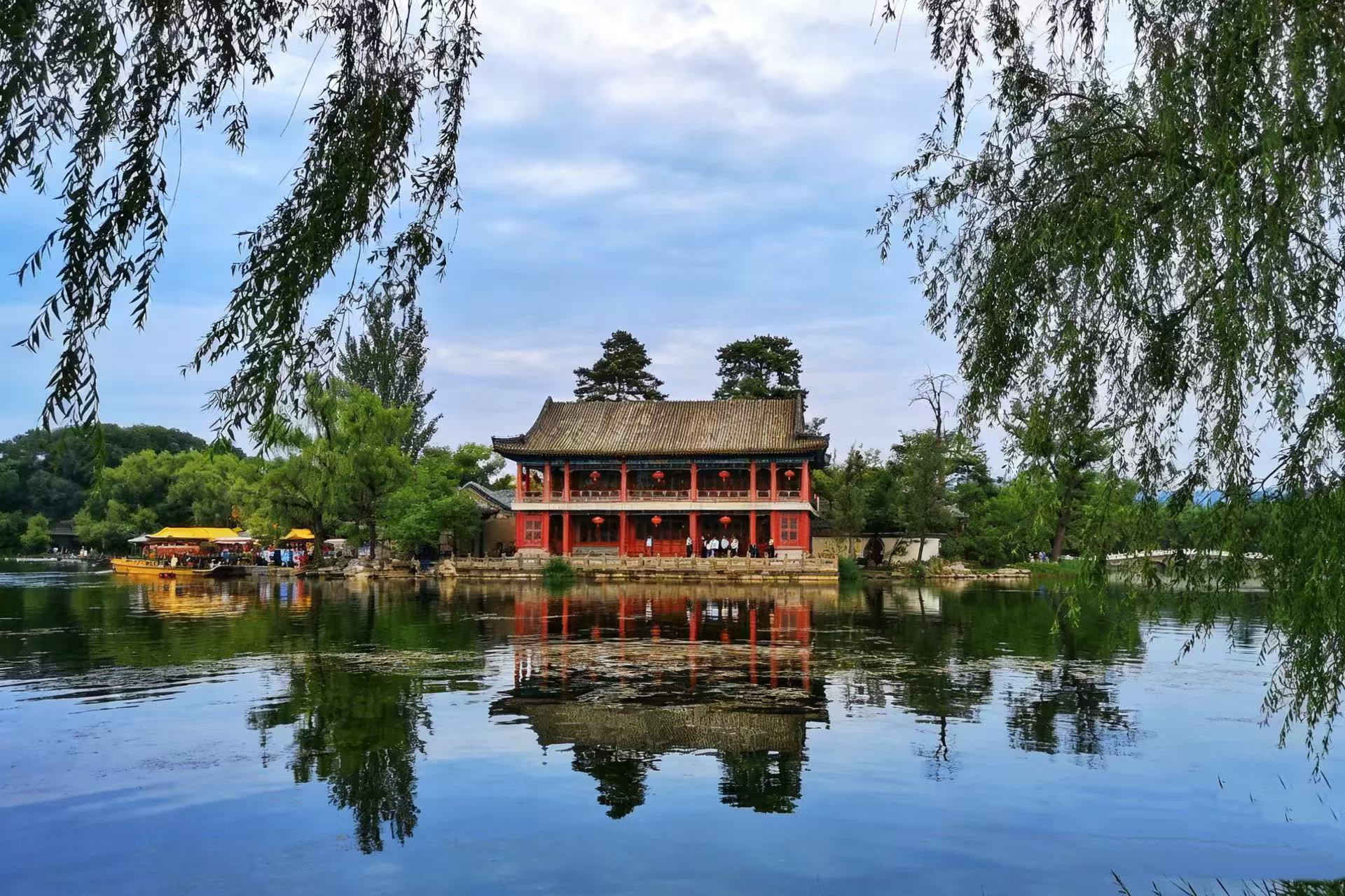 在您領略完長城的雄偉風光後,司機將帶您前往承德避暑山莊,開啟下一段旅程。如果您希望在途中稍作休息,品嚐當地特色美食,只需提前告知司機,他會為您安排在一家地道的餐館停留,讓您感受舌尖上的美味。抵達承德後,您將擁有充足的時間,自由探索這座集皇家氣派與自然美景於一體的宮殿。無論是漫步在精緻的園林中,還是細細品味那些歷經歲月洗禮的建築,您都能感受到歷史的厚重與文化的魅力。這段旅程不僅是一次視覺的享受,更是一場心靈的洗禮,讓您在寧靜中感受皇家園林的獨特韻味。 在您領略完長城的雄偉風光後,司機將帶您前往承德避暑山莊,開啟下一段旅程。如果您希望在途中稍作休息,品嚐當地特色美食,只需提前告知司機,他會為您安排在一家地道的餐館停留,讓您感受舌尖上的美味。抵達承德後,您將擁有充足的時間,自由探索這座集皇家氣派與自然美景於一體的宮殿。無論是漫步在精緻的園林中,還是細細品味那些歷經歲月洗禮的建築,您都能感受到歷史的厚重與文化的魅力。這段旅程不僅是一次視覺的享受,更是一場心靈的洗禮,讓您在寧靜中感受皇家園林的獨特韻味。