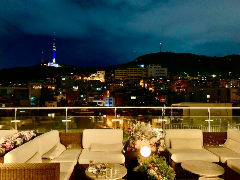 從靜謐的韓屋巷弄到霓虹閃爍的夜晚,首爾的每一步都展現著不同的迷人魅力。 從靜謐的韓屋巷弄到霓虹閃爍的夜晚,首爾的每一步都展現著不同的迷人魅力。