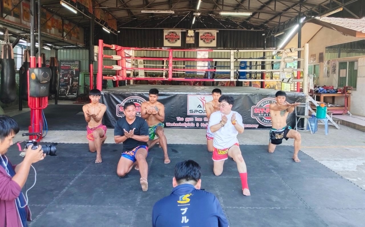 在您了解泰拳的基本功後,您的教練將成為您的拳擊夥伴,協助您精進技巧。 在您了解泰拳的基本功後,您的教練將成為您的拳擊夥伴,協助您精進技巧。