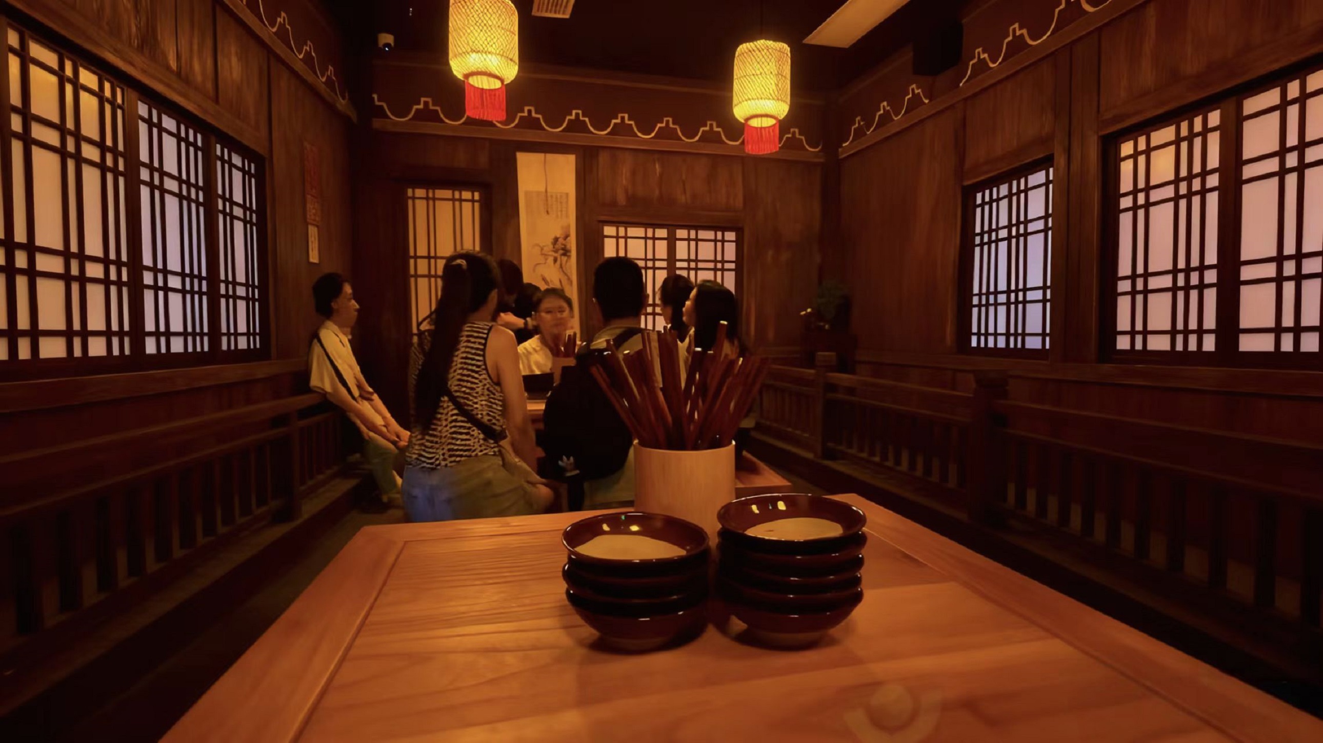 人們圍坐其間在充滿唐風環境中開啟互動體驗 人們圍坐其間在充滿唐風環境中開啟互動體驗