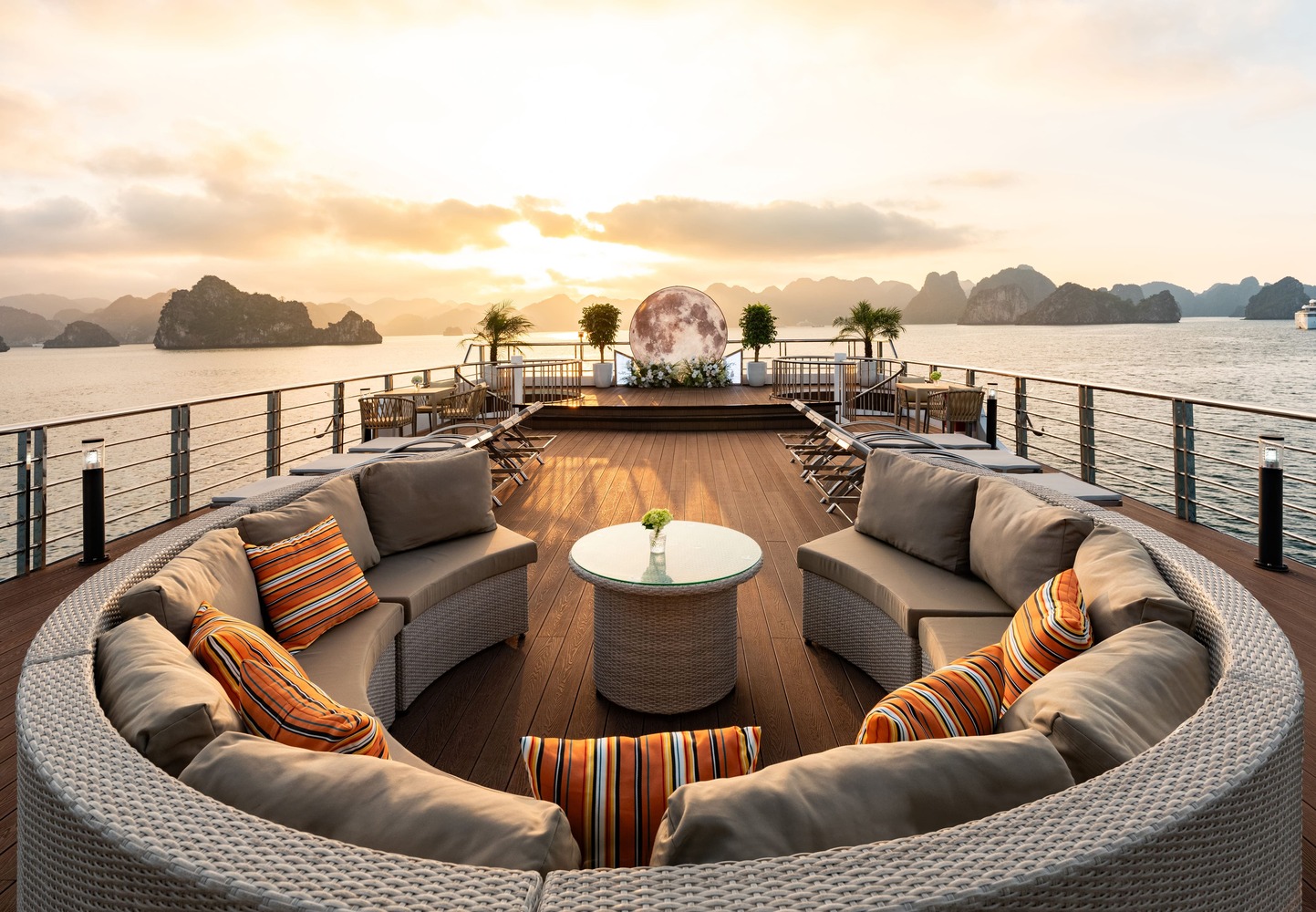 沉浸在我們舒適的沙發座椅中,這裡是家庭和朋友團體放鬆身心、交流情感、共創難忘回憶的理想空間。 沉浸在我們舒適的沙發座椅中,這裡是家庭和朋友團體放鬆身心、交流情感、共創難忘回憶的理想空間。