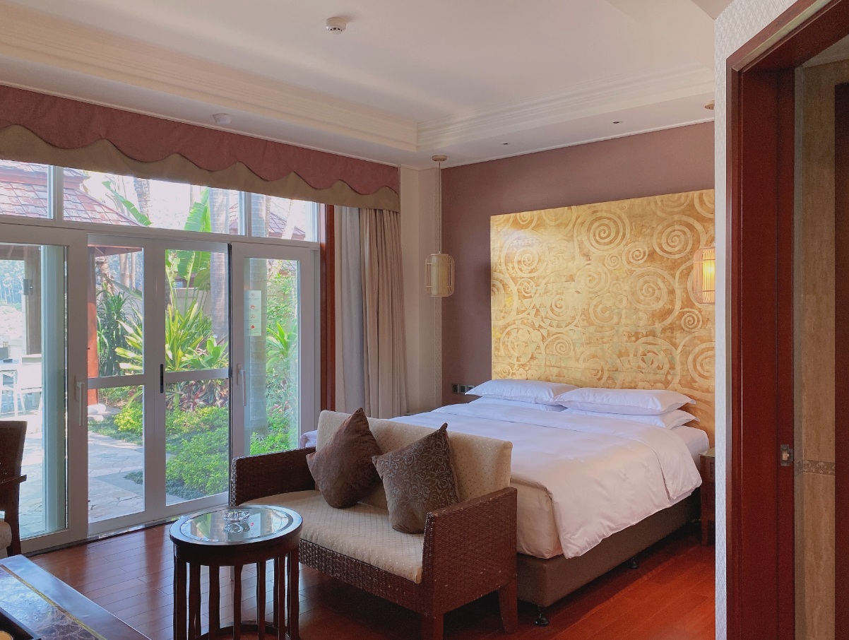 Three-bedroom, one-living room lakeside swimming pool villa