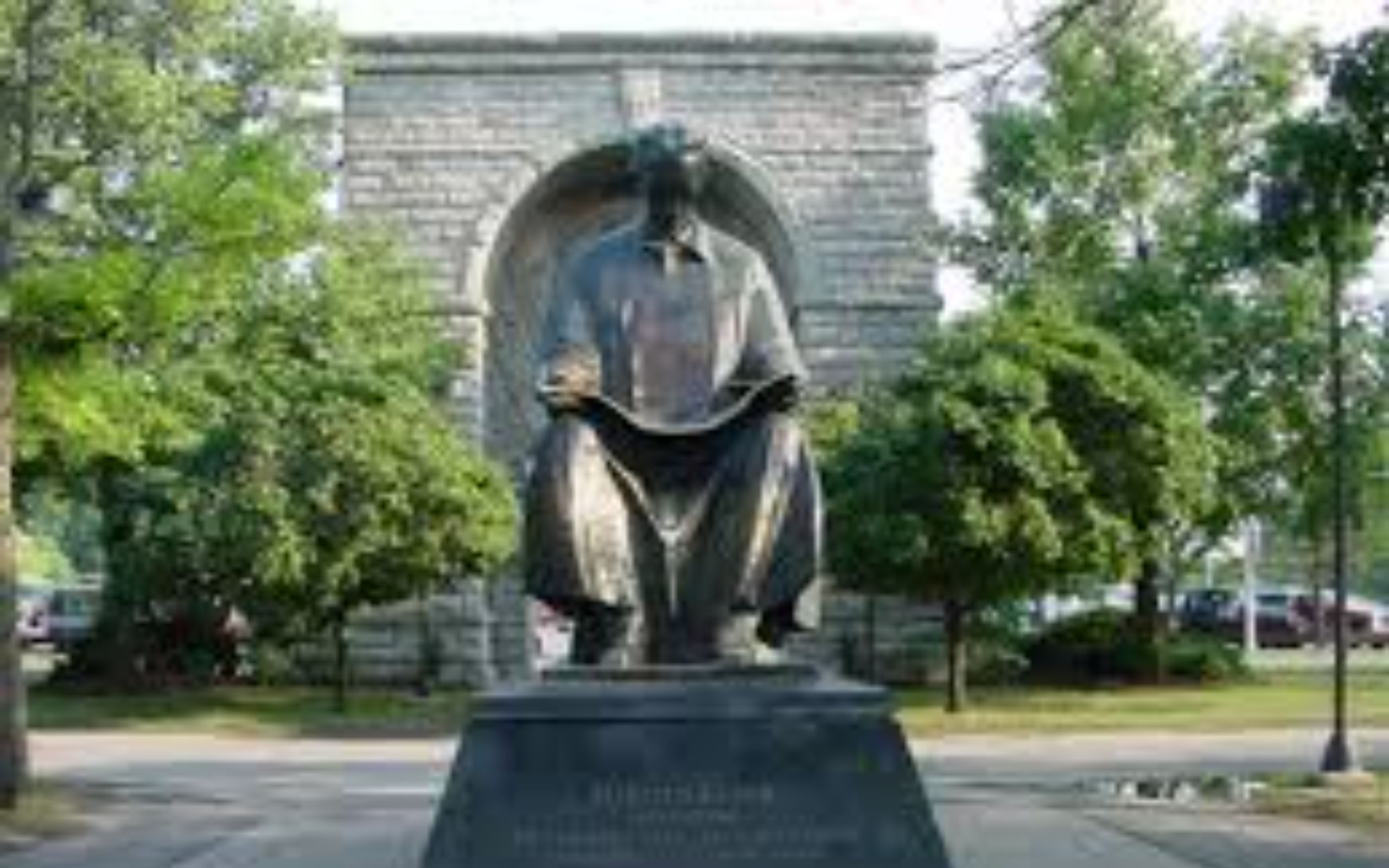 探索歷史古蹟和雕像，了解受尼加拉瀑布啟發的人們所流傳的故事。