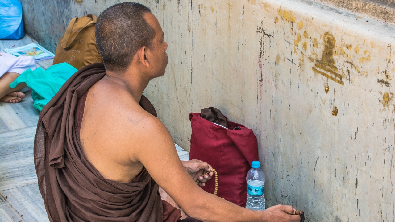 From Varanasi: Bodhgaya 2-Day Tour with Accommodation