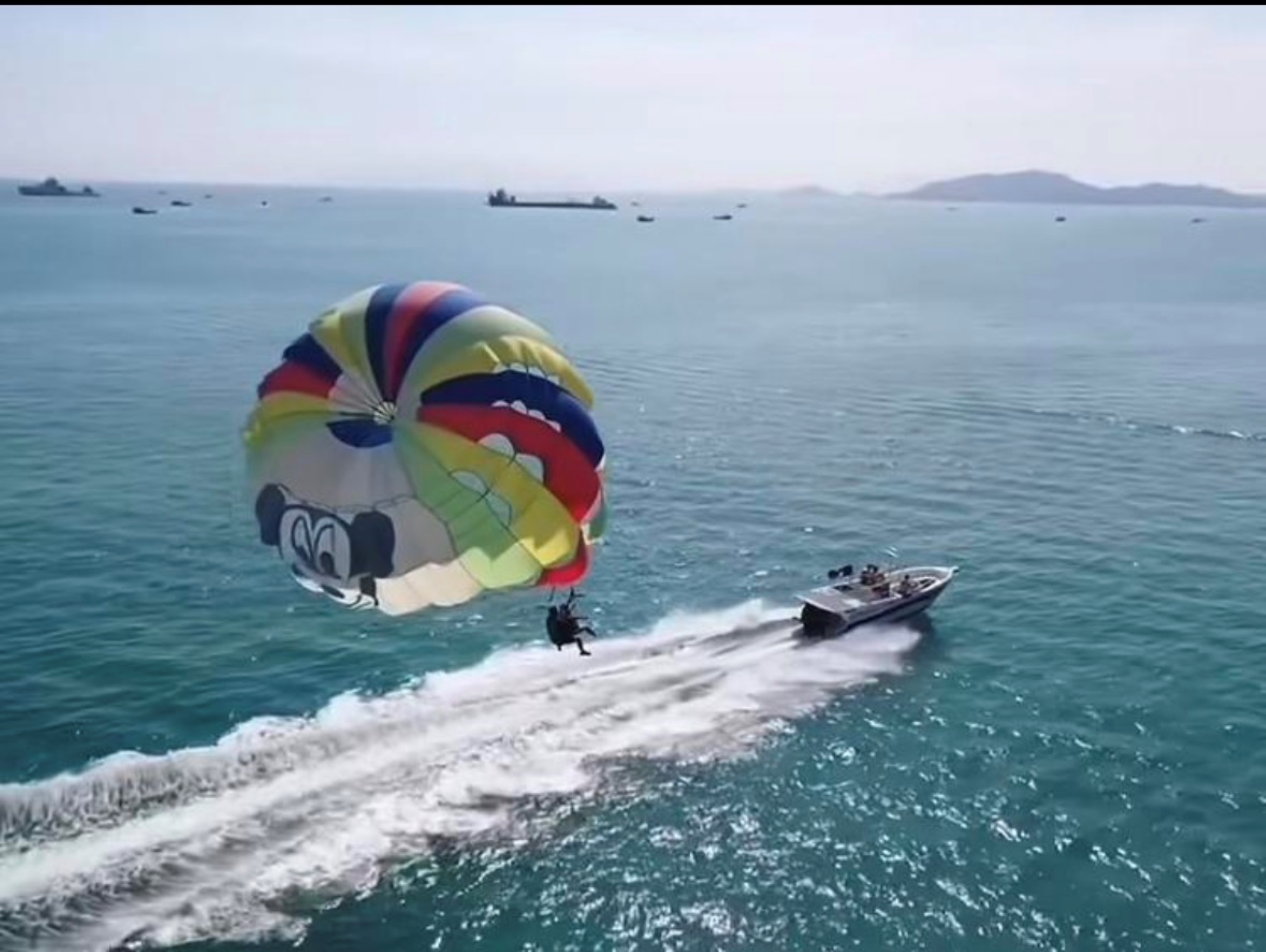 海風托起飛傘,浪花推著艇身,當教練的指導化解顧慮,同行的歡笑點綴海面 海風托起飛傘,浪花推著艇身,當教練的指導化解顧慮,同行的歡笑點綴海面