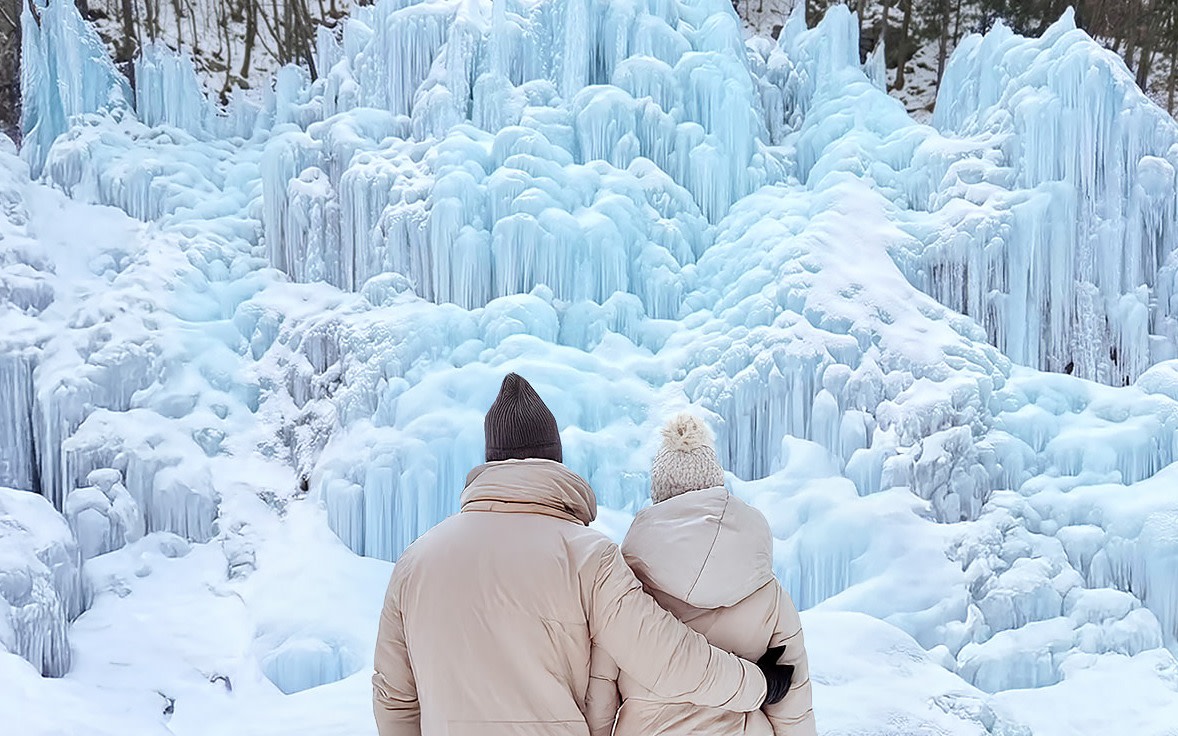 Winter Day Tour: Seorak Frozen Town & Strawberry Picking & Snow Sled