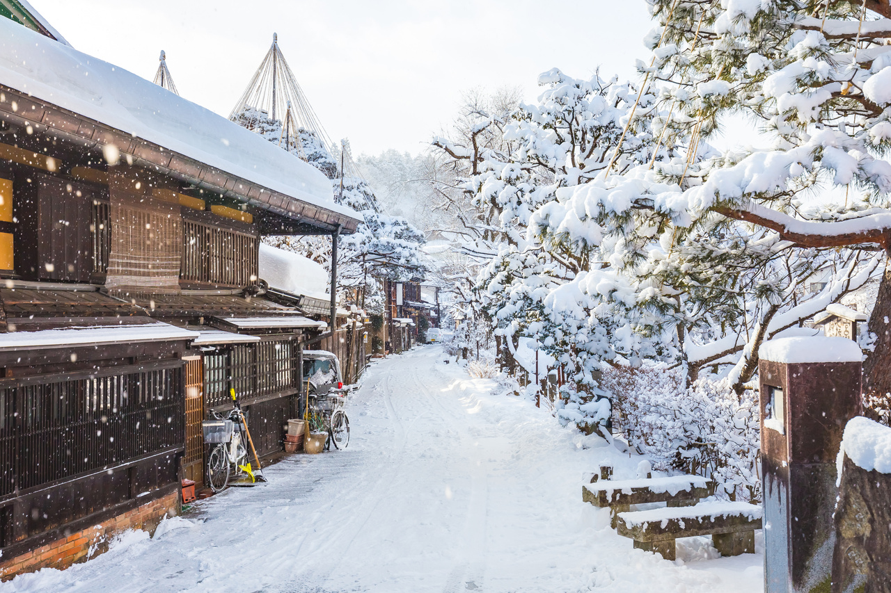 冬季白雪覆蓋屋簷,街景浪漫如畫 冬季白雪覆蓋屋簷,街景浪漫如畫