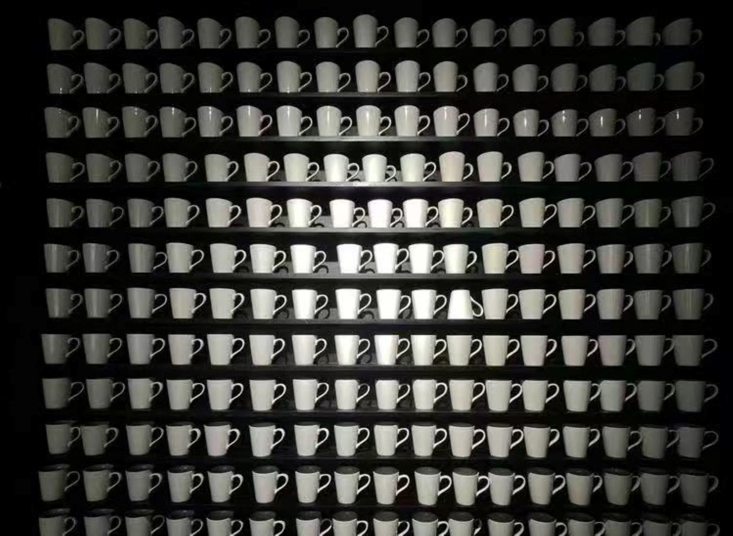 在這裡，每一件展品都像是一個沉默的講述者，通過灰色的媒介，訴說著它們背後的故事