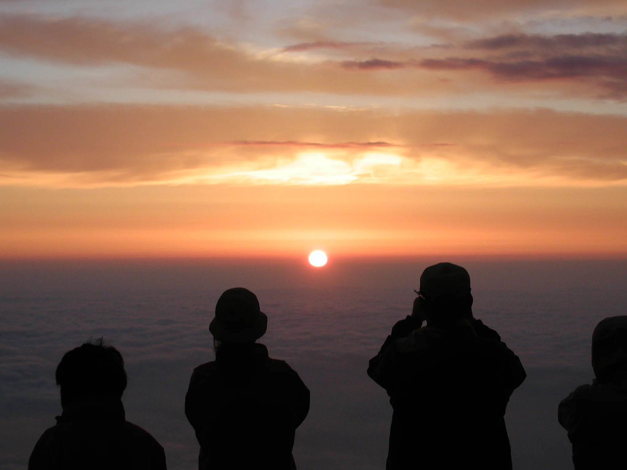 深夜*（2:00左右）九合目萬年雪山莊山小屋出發→ 專業登山向導陪同（約1.5小時）→3:30富士山頂（御來光），早餐/便當→根據登山向導的指示下山（約6：00開始下山，約4小時） → 富士宮口五合目（出發和抵達五合目時間根據當天情況而定，大約第二天中午12:00左右返回到五合目）