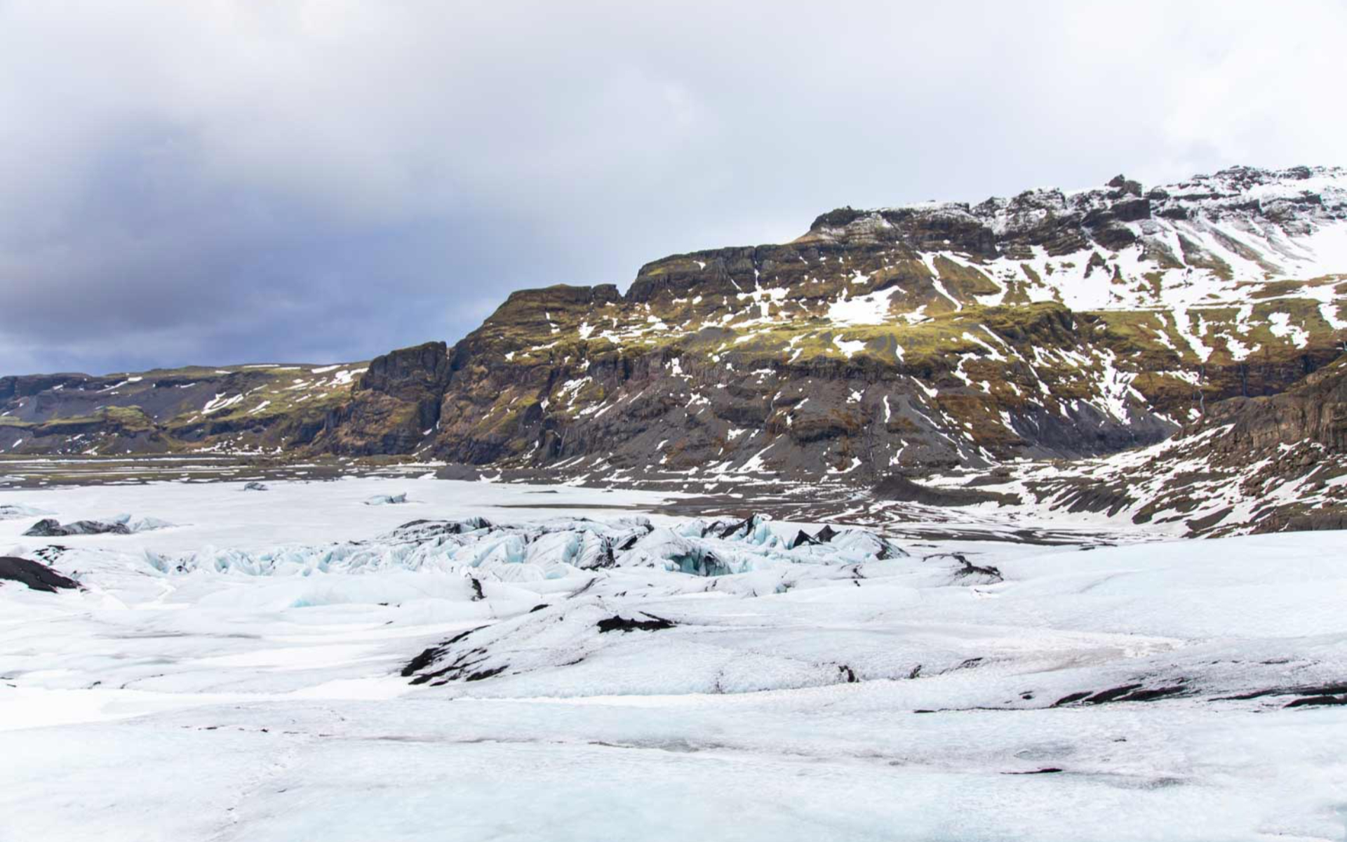 在冰島進行冰川徒步和攀冰的激動人心的一天 在冰島進行冰川徒步和攀冰的激動人心的一天