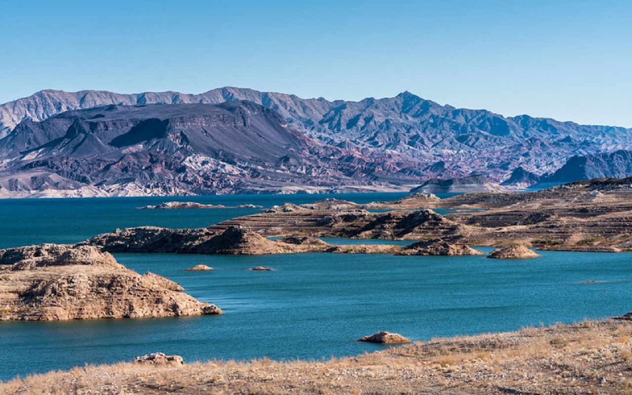 Las Vegas Hoover Dam & Seven Magic Mountains One-Day Tour