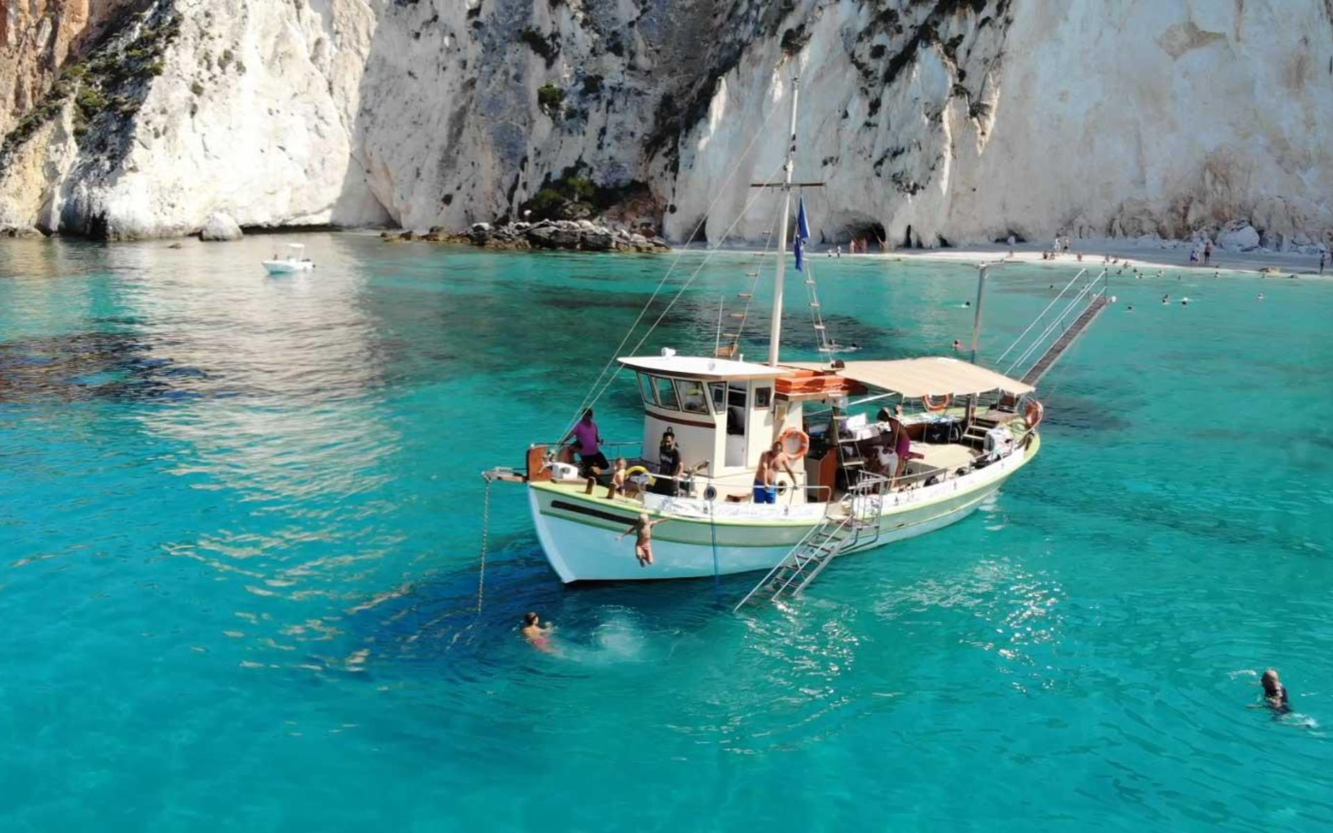 Kefalonia Boat Excursion with Lunch and Wine from Argostoli