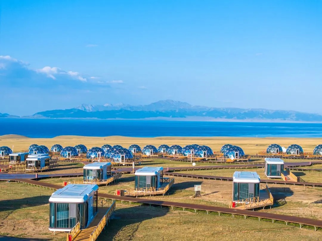 賽里木湖潮剋星空營地:營地房間採用360度全景設計,每個房間都能看到星空,躺在床上就能欣賞到璀璨的星空,起床後還能看到美麗的賽里木湖; 賽里木湖潮剋星空營地:營地房間採用360度全景設計,每個房間都能看到星空,躺在床上就能欣賞到璀璨的星空,起床後還能看到美麗的賽里木湖;