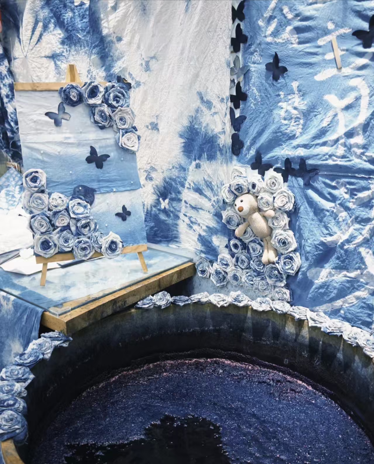 在經驗豐富的扎染藝人指導下,您將親身體驗傳統工藝的魅力,感受白族人民的審美智慧和生活哲學。 在經驗豐富的扎染藝人指導下,您將親身體驗傳統工藝的魅力,感受白族人民的審美智慧和生活哲學。