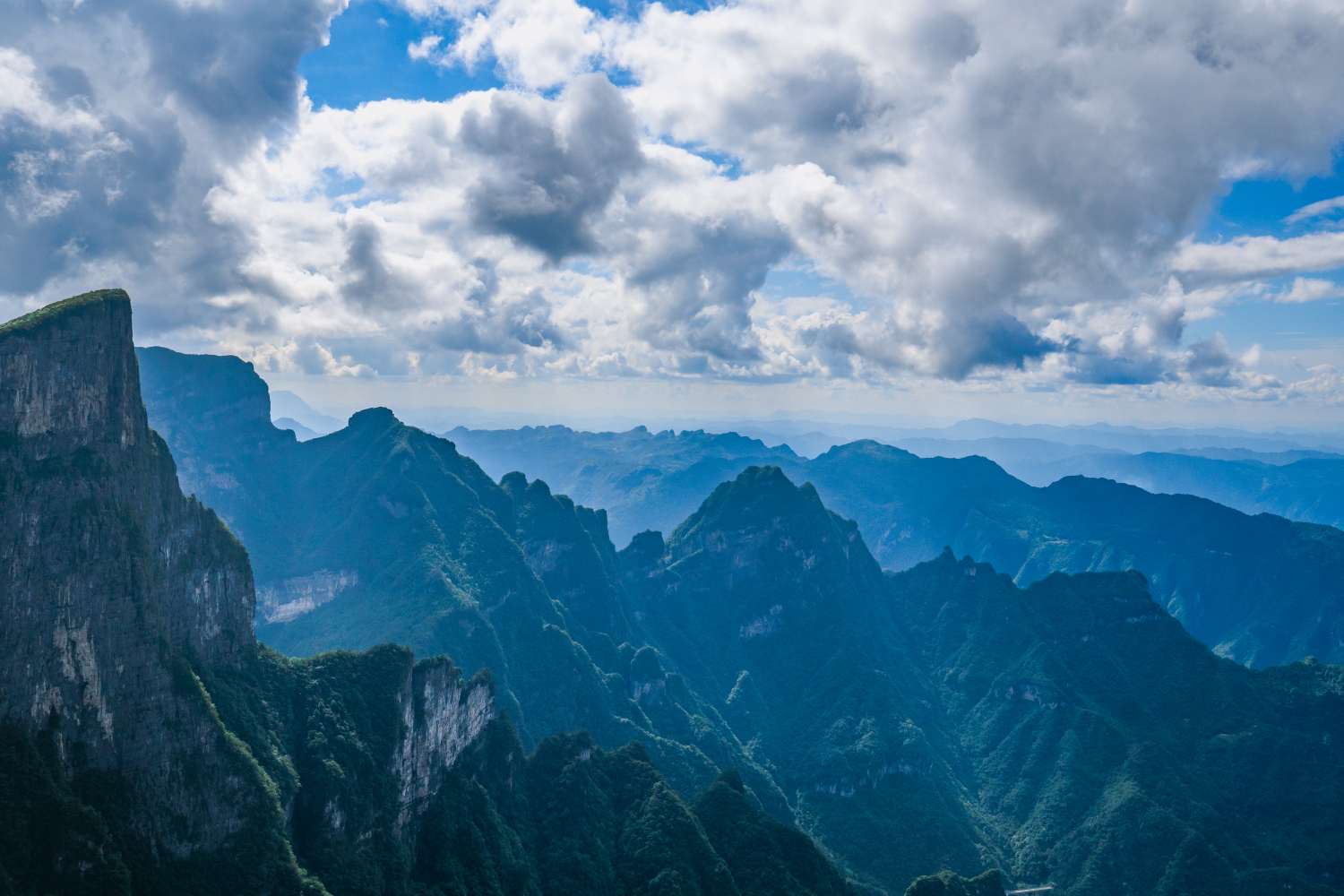 遊覽碧野瑤臺、覓仙奇境、天門洞開景區，體驗“雲在腳下， 奇峰盡覽，萬象目中”的豪邁感覺