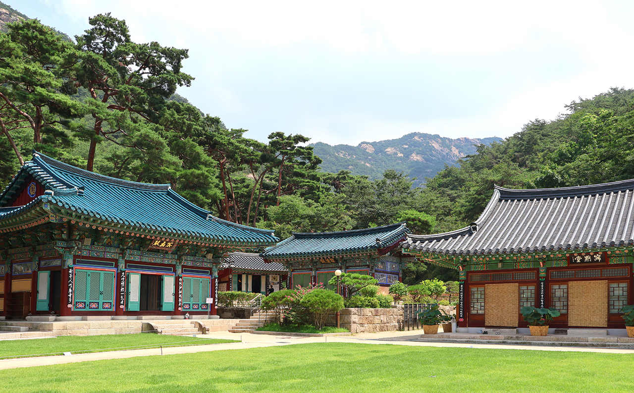 🙏 傳統韓國佛教建築與周圍山脈的和諧，營造出令人驚嘆的景色。