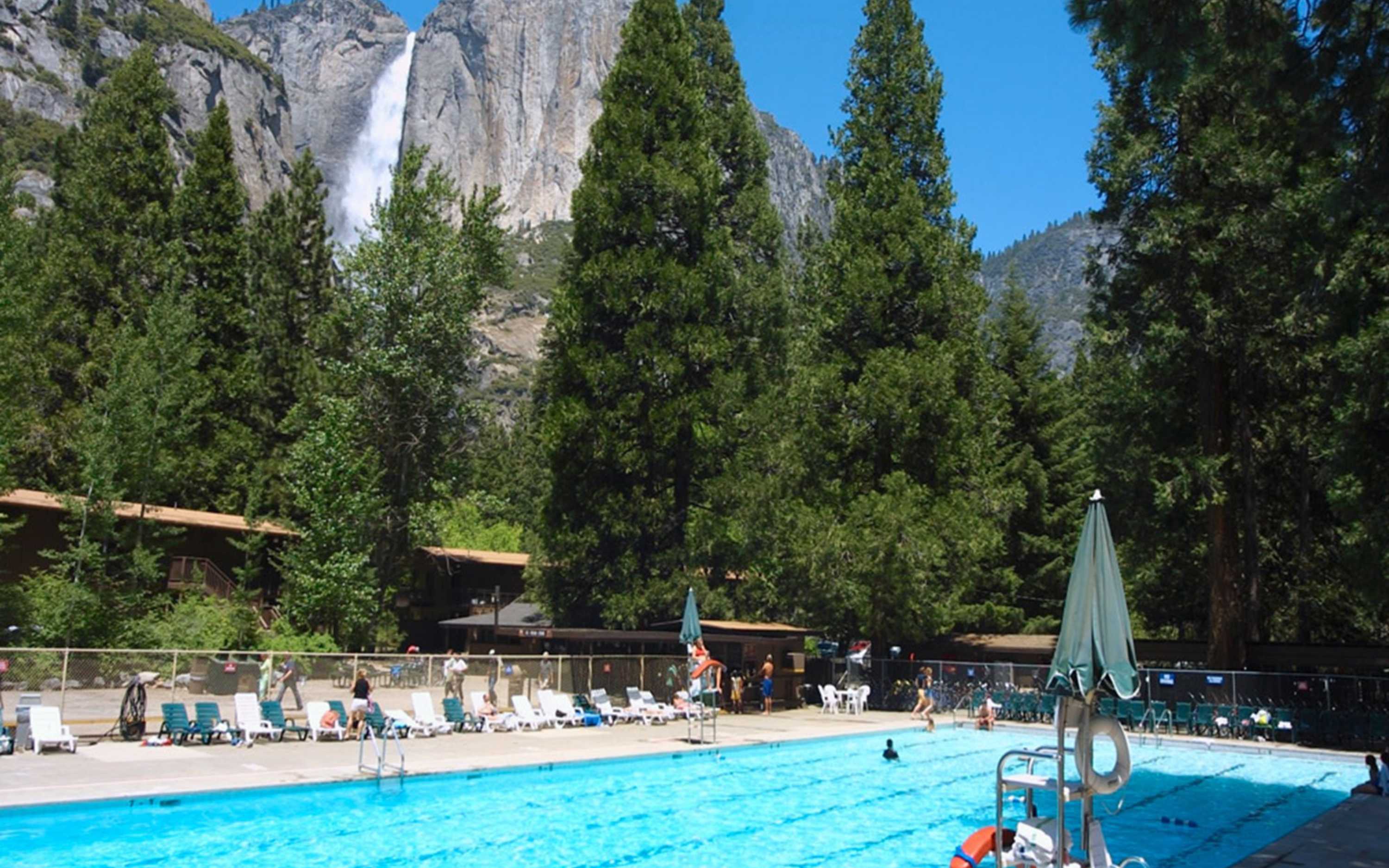 在花崗岩懸崖環繞的季節性戶外泳池中,享受沁涼的午後戲水時光 在花崗岩懸崖環繞的季節性戶外泳池中,享受沁涼的午後戲水時光