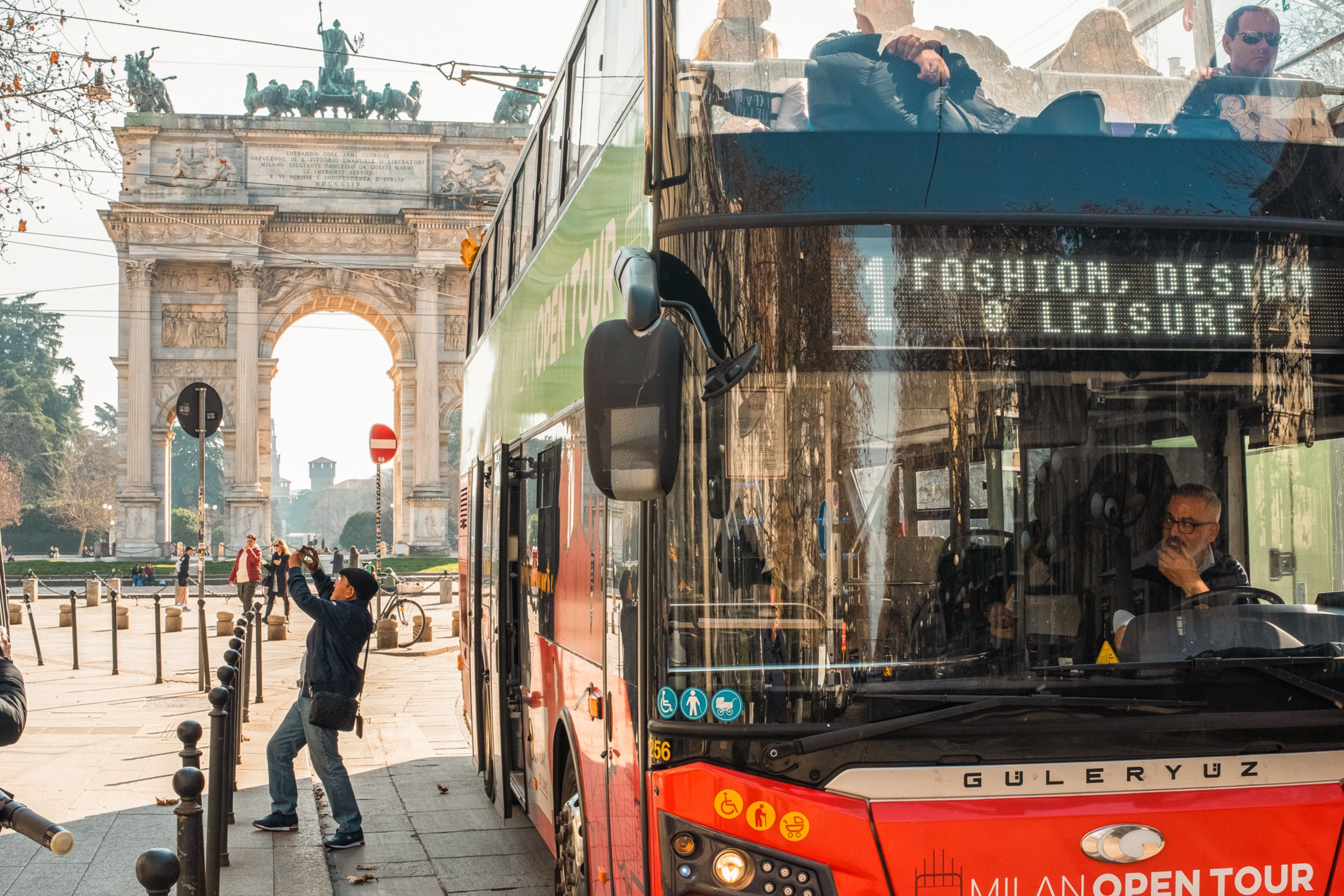 Bus route to discover fashion, design, and leisure attractions in Milan