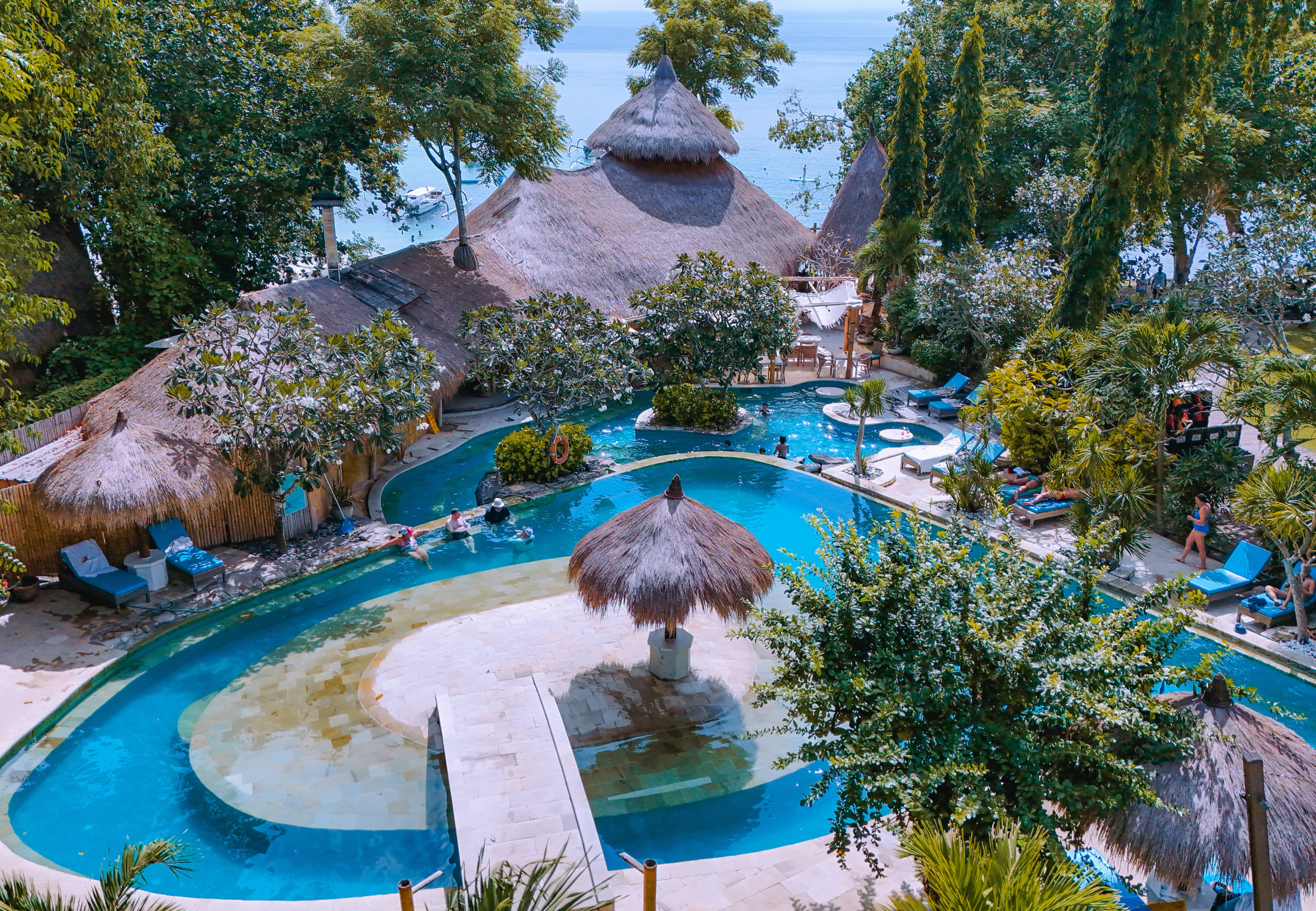 倫邦岸島上的熱帶泳池海灘俱樂部，棕櫚樹環繞，盡享南洋風情。