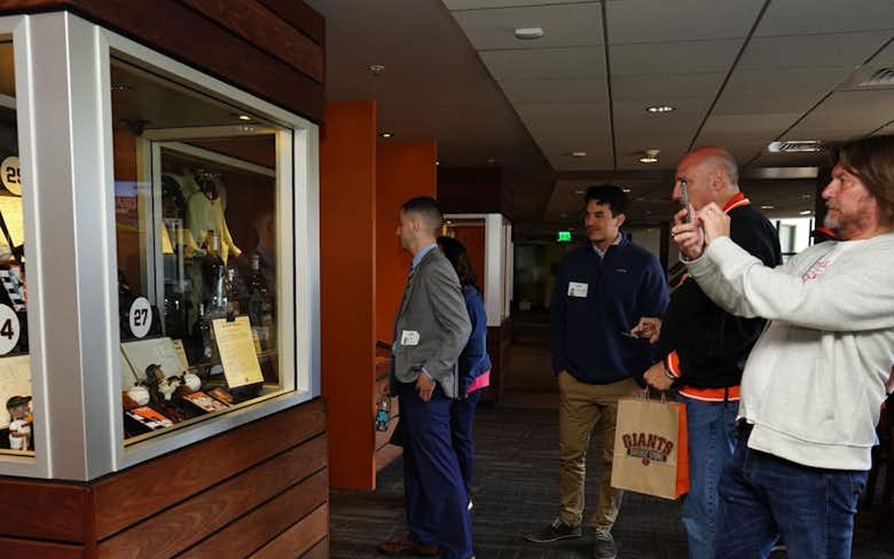 探索隱藏在體育場內部走廊的稀有棒球紀念品和歷史展覽。