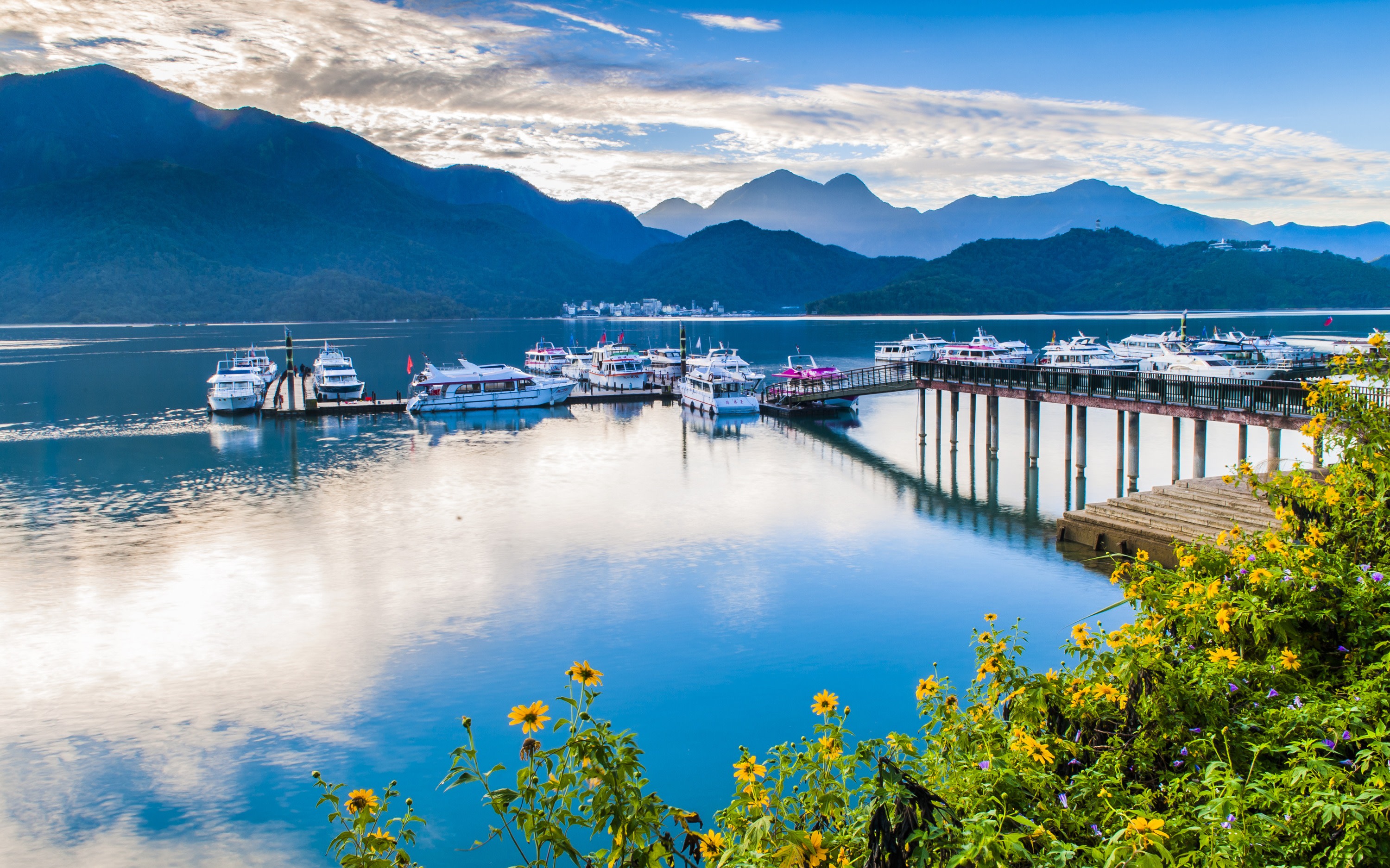 Nantou Sun Moon Lake & Chung Tai Zen Temple & Pineapple Cake DIY & Spring Autumn Mountain Forest Foot Bath Tea Ceremony Day Trip