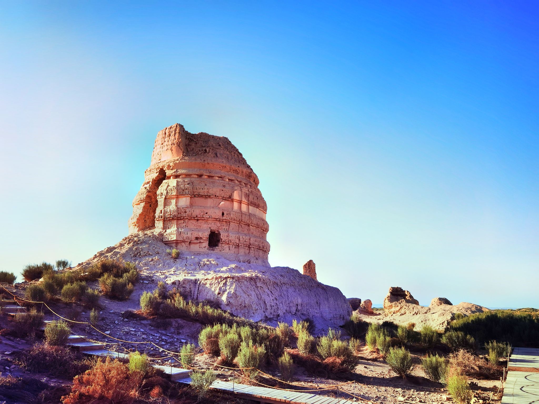 鎖陽城：鎖陽城，坐落於河西走廊的廣袤戈壁中，是漢唐時期絲綢之路上的重要軍事要塞與綠洲城池。其名源於城周盛產藥用植物鎖陽。