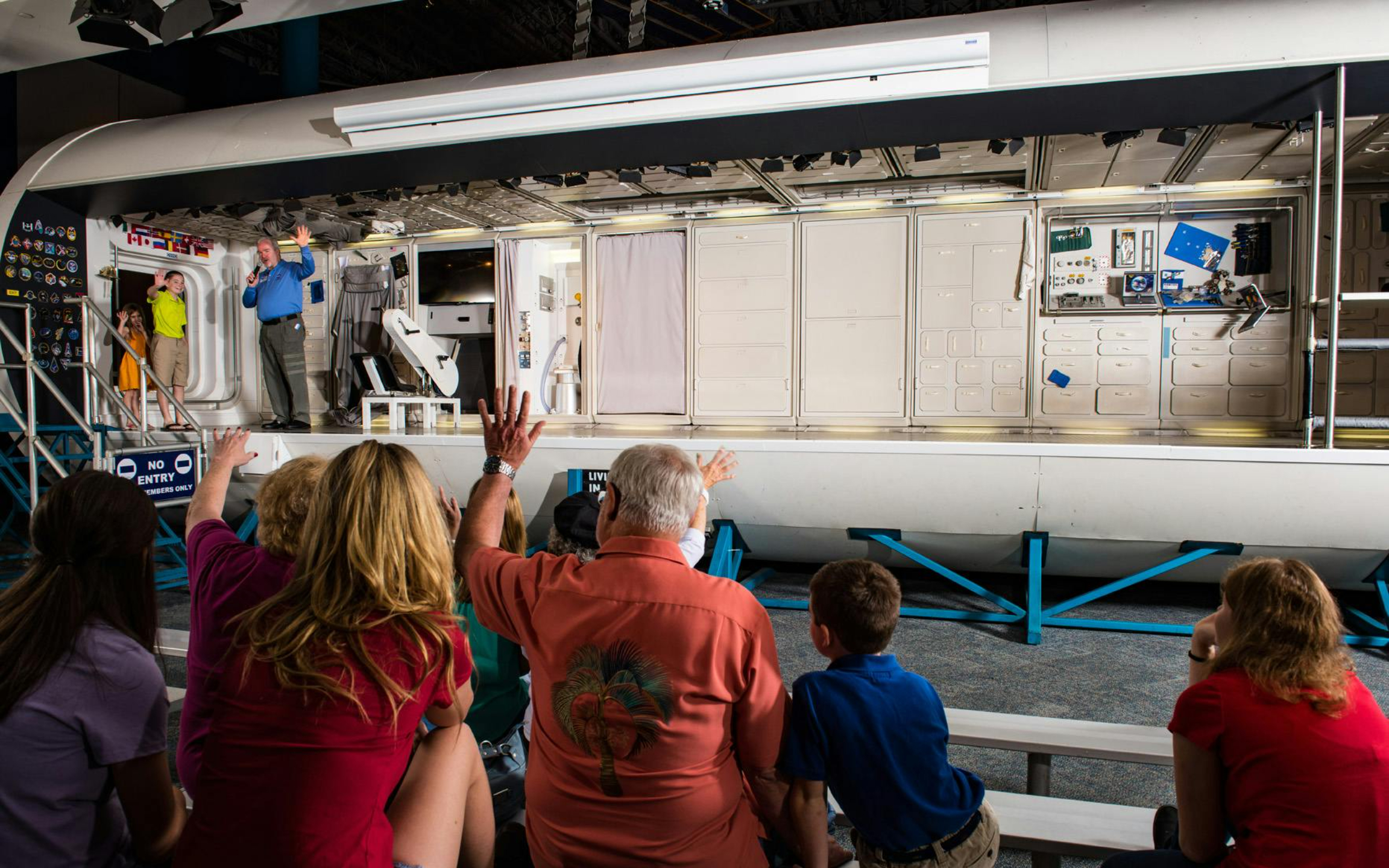 兒童參與關於宇航員訓練的動手科學站