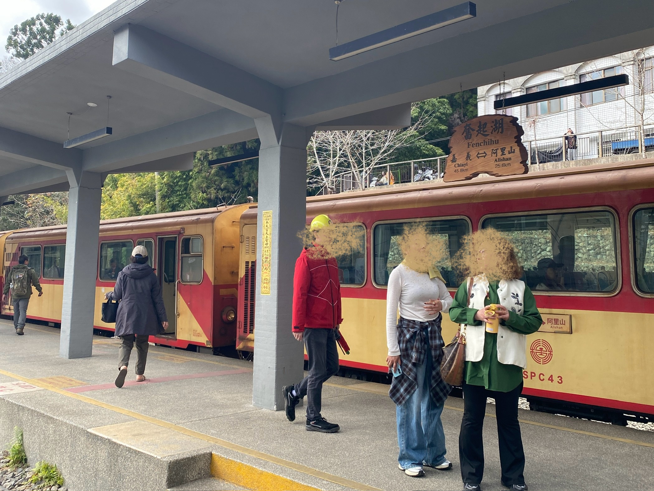 品嚐台灣在地美食及火車便當！漫步在依山而建的復古街廓中，除了朝聖百年檜木甜甜圈、草仔粿等必吃美味，還能走進古老蒸汽火車車庫，感受濃濃的鐵道懷舊風情。