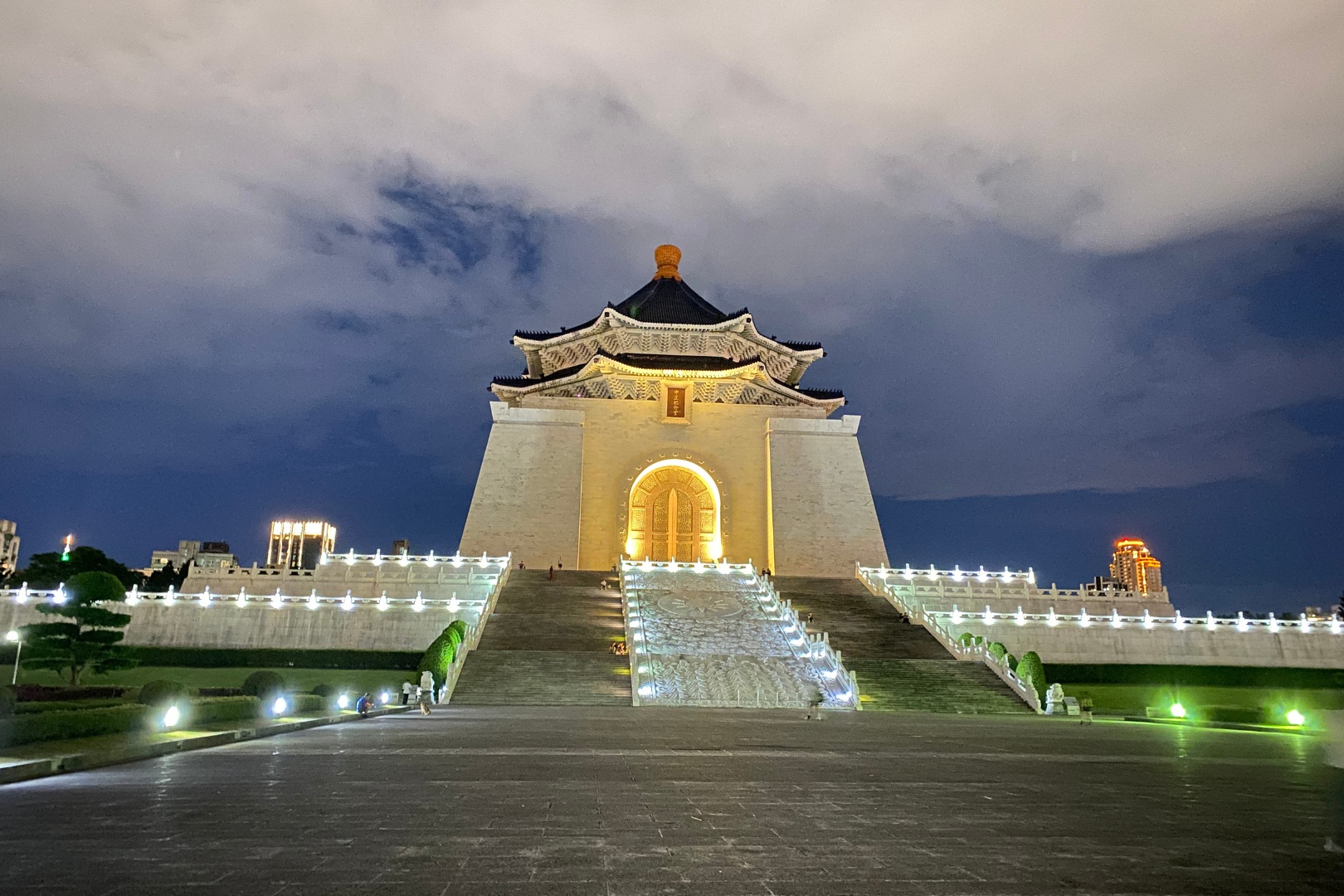 中正紀念堂建築融合中國傳統與現代風格，藍瓦白牆象徵自由與民主，廣場寬敞壯麗，是台北市著名的歷史文化地標。邊跑邊欣賞夜間美景。